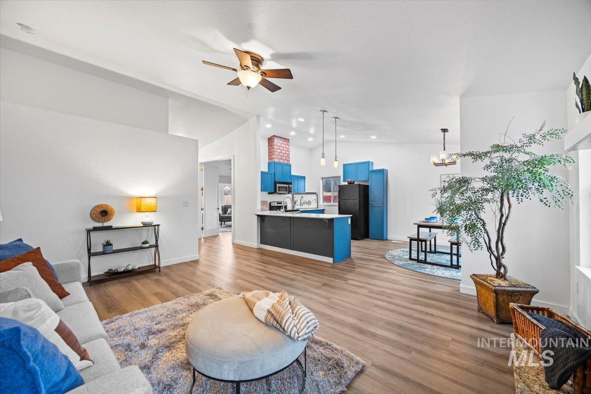 10588 W Silver City Ct., Boise, Idaho 83704, 3 Bedrooms, 2 Bathrooms, Residential For Sale, Price $425,000,MLS 98932365