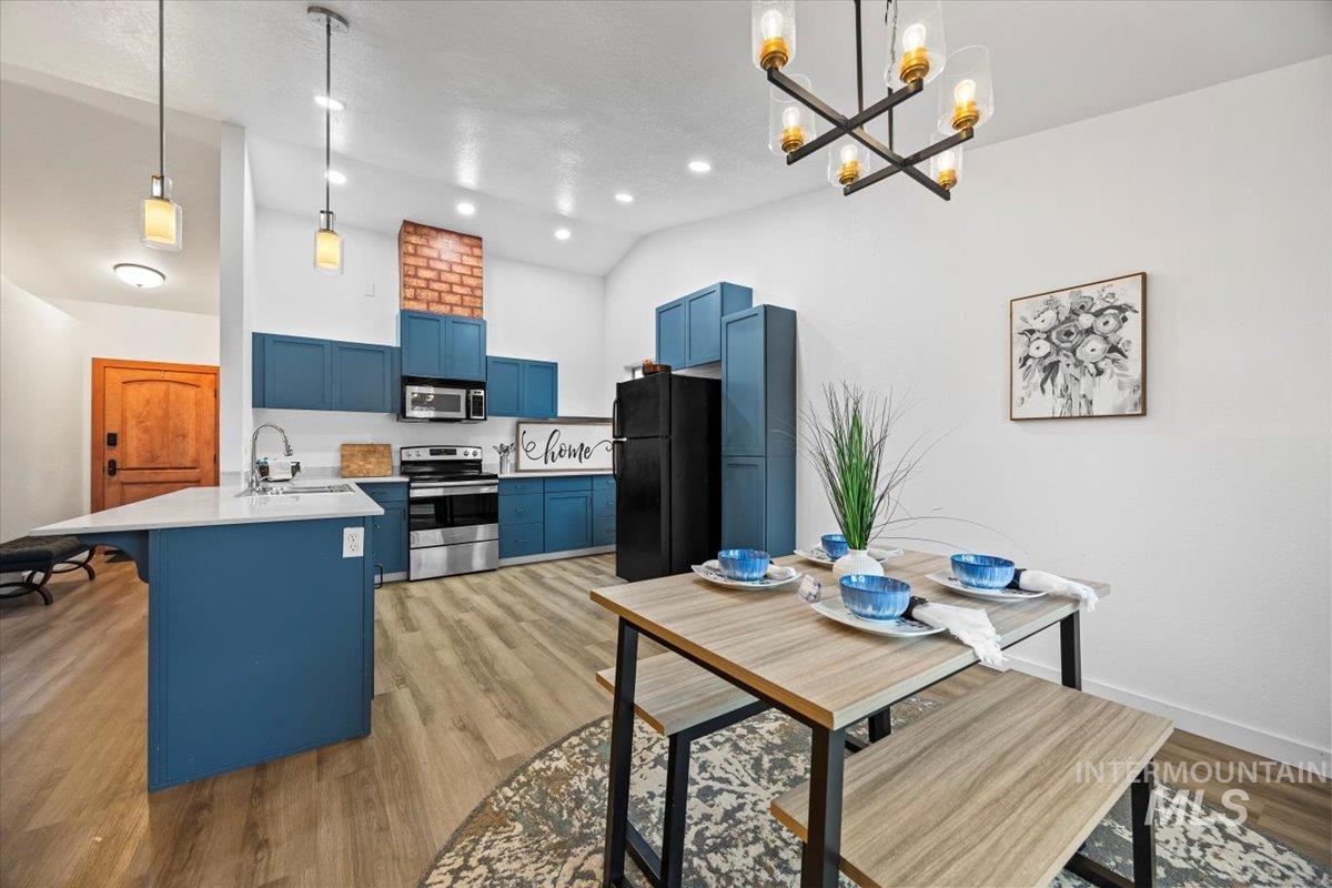 10588 W Silver City Ct., Boise, Idaho 83704, 3 Bedrooms, 2 Bathrooms, Residential For Sale, Price $425,000,MLS 98932365