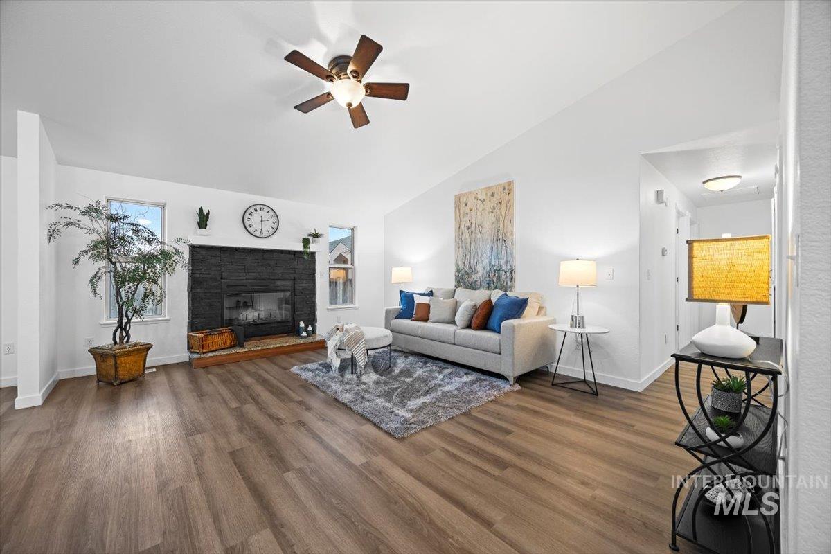 10588 W Silver City Ct., Boise, Idaho 83704, 3 Bedrooms, 2 Bathrooms, Residential For Sale, Price $425,000,MLS 98932365