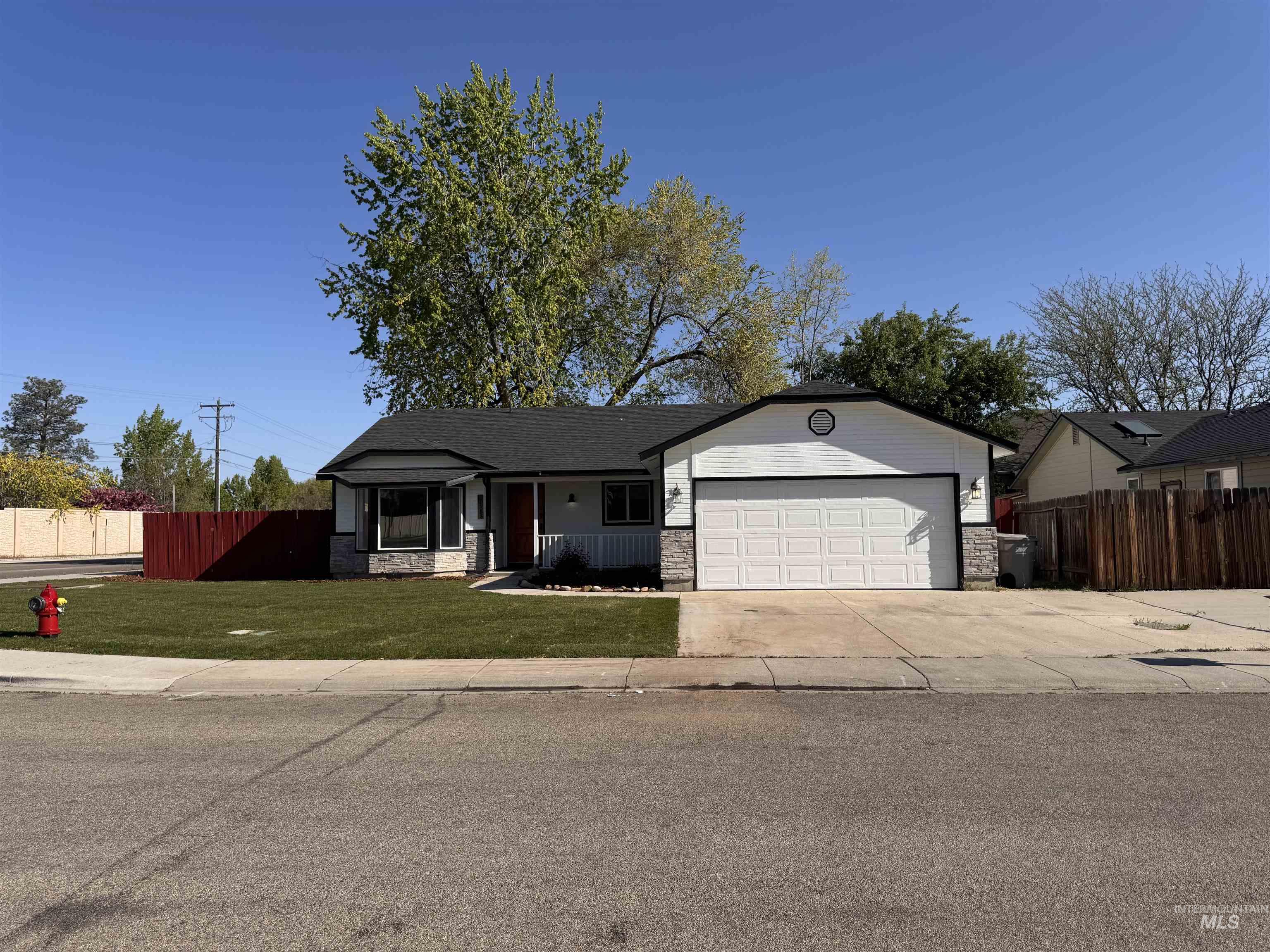 10588 W Silver City Ct., Boise, Idaho 83704, 3 Bedrooms, 2 Bathrooms, Residential For Sale, Price $425,000,MLS 98932365