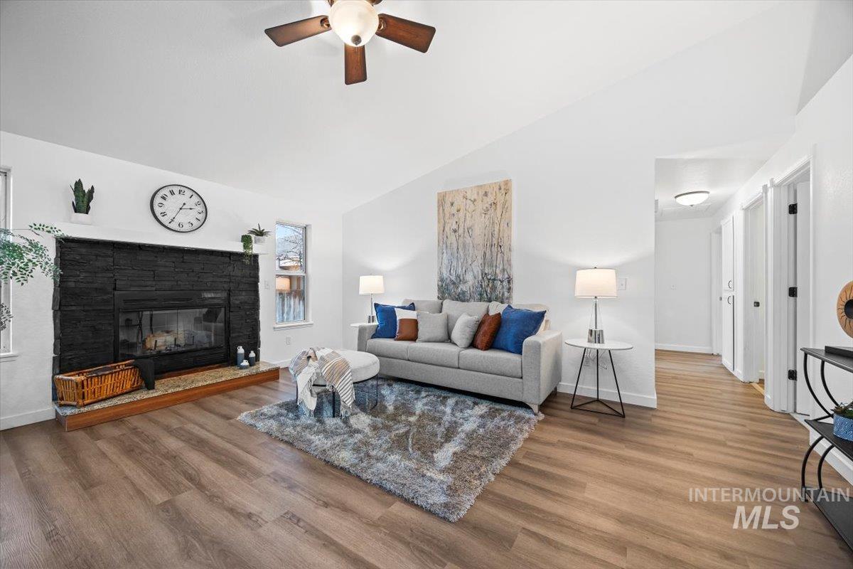 10588 W Silver City Ct., Boise, Idaho 83704, 3 Bedrooms, 2 Bathrooms, Residential For Sale, Price $425,000,MLS 98932365