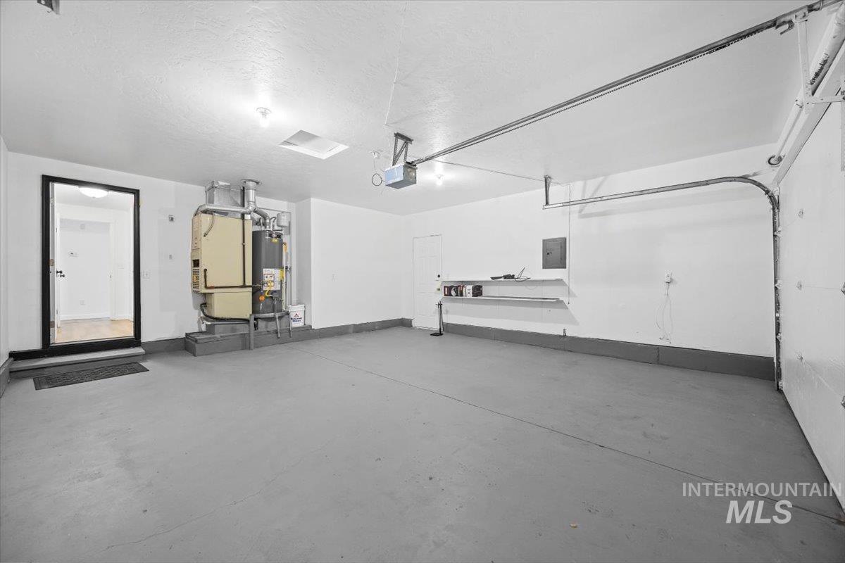 10588 W Silver City Ct., Boise, Idaho 83704, 3 Bedrooms, 2 Bathrooms, Residential For Sale, Price $425,000,MLS 98932365