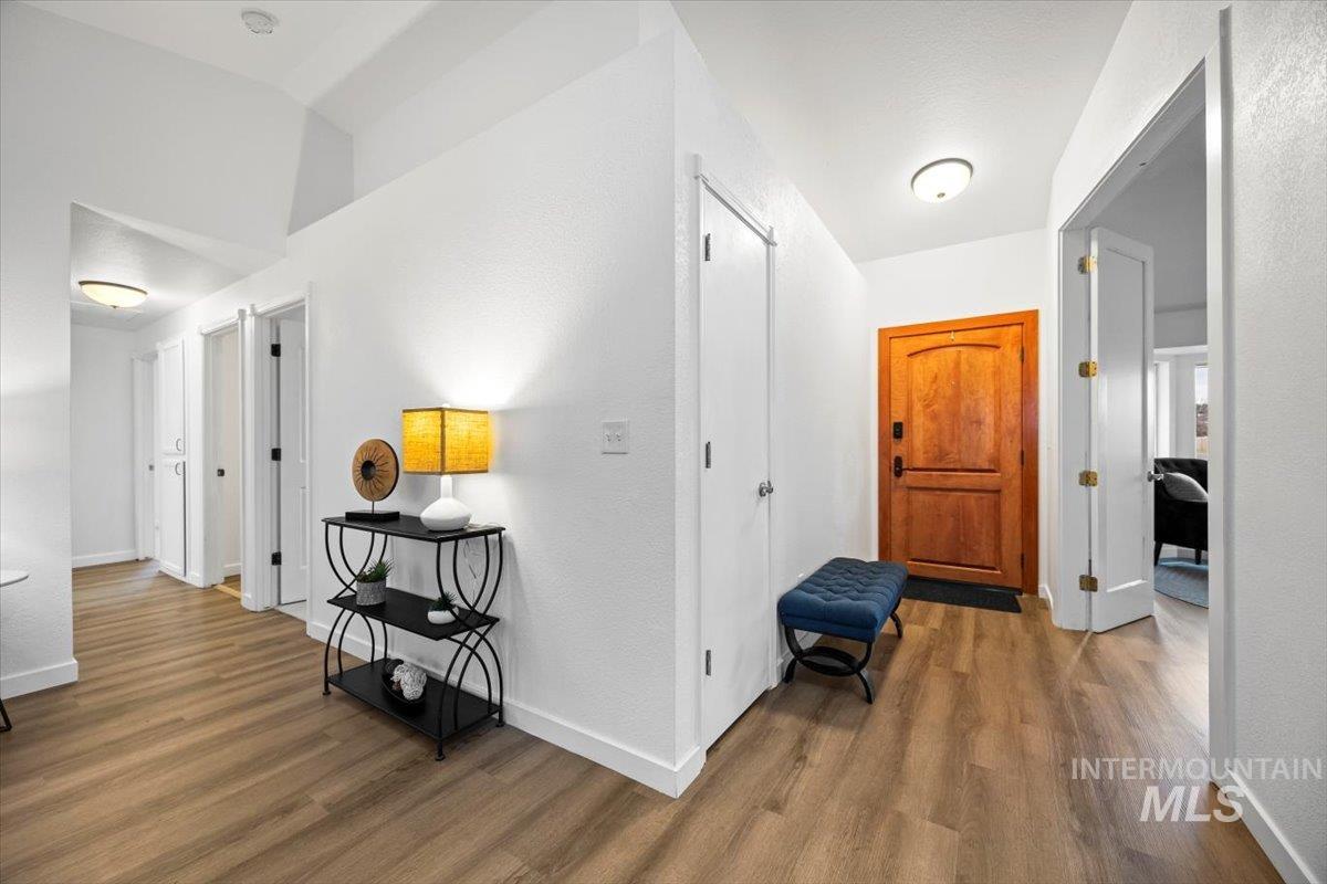 10588 W Silver City Ct., Boise, Idaho 83704, 3 Bedrooms, 2 Bathrooms, Residential For Sale, Price $425,000,MLS 98932365