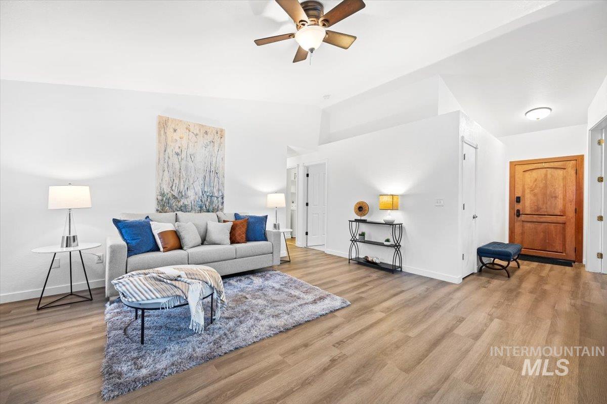 10588 W Silver City Ct., Boise, Idaho 83704, 3 Bedrooms, 2 Bathrooms, Residential For Sale, Price $425,000,MLS 98932365