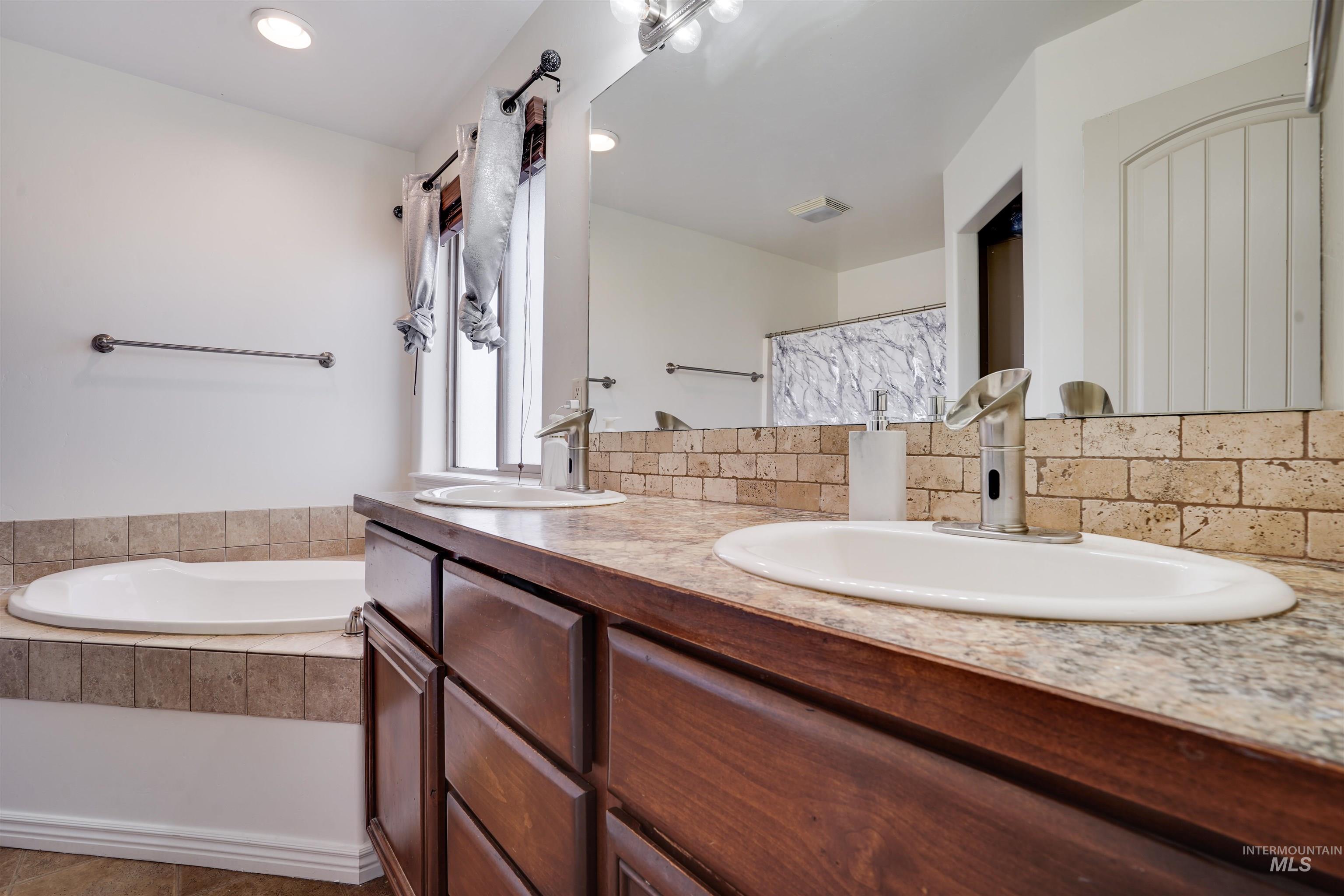 23 N 950 E, Declo, Idaho 83323, 5 Bedrooms, 3 Bathrooms, Residential For Sale, Price $600,000,MLS 98932379