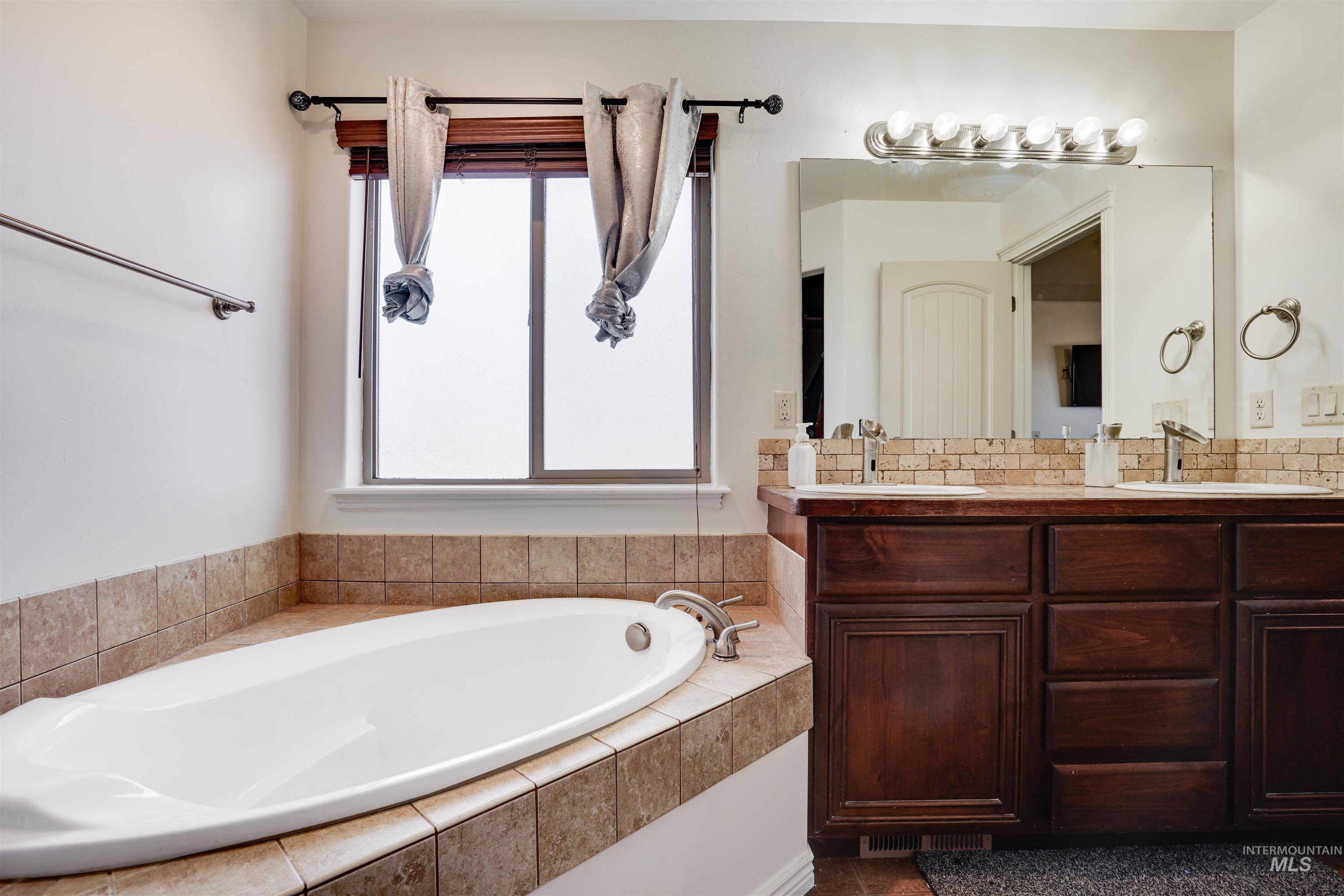 23 N 950 E, Declo, Idaho 83323, 5 Bedrooms, 3 Bathrooms, Residential For Sale, Price $600,000,MLS 98932379