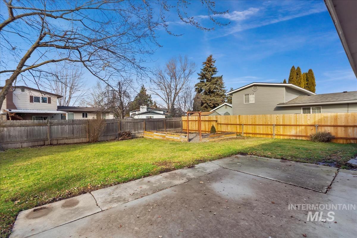 3725 N Buckingham Dr, Boise, Idaho 83704, 3 Bedrooms, 1.5 Bathrooms, Residential For Sale, Price $389,000,MLS 98932851