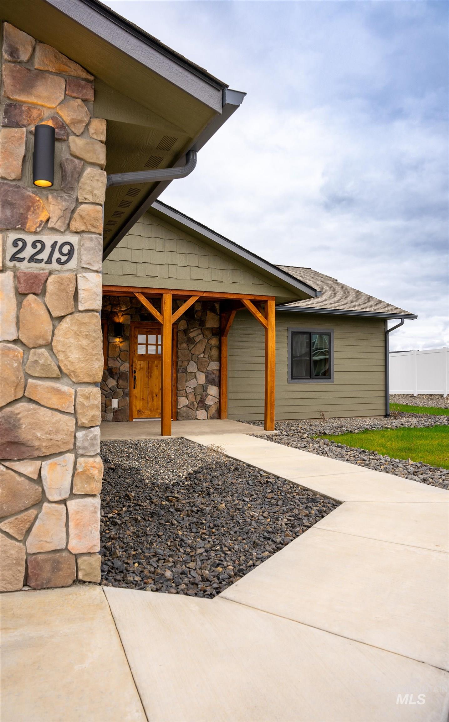 2219 Powers Drive, Lewiston, Idaho 83501, 3 Bedrooms, 2.5 Bathrooms, Residential For Sale, Price $555,000, 98933264