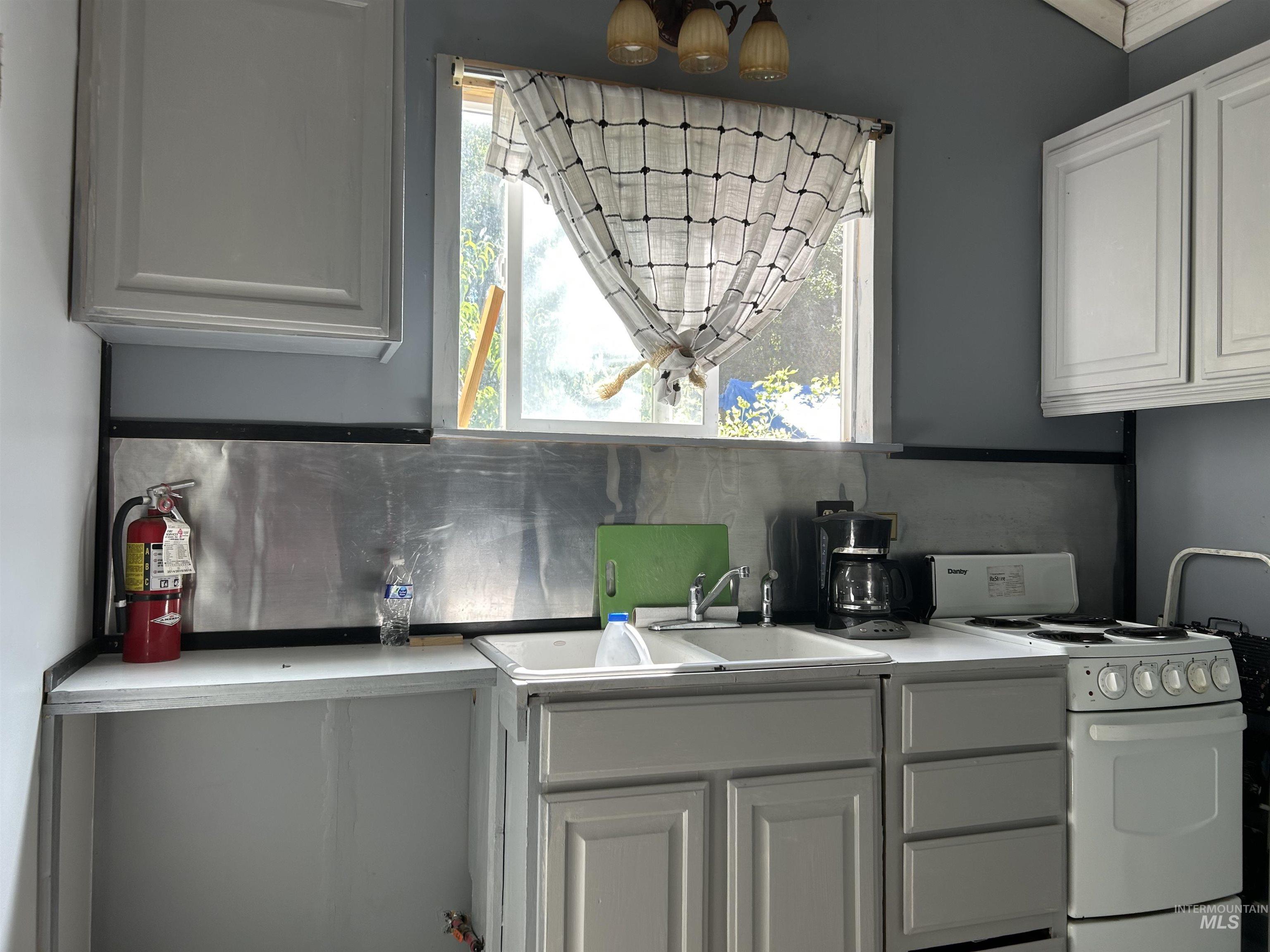 309 E C St, Shoshone, Idaho 83352, 2 Bedrooms, 1 Bathroom, Residential For Sale, Price $315,000, 98934898