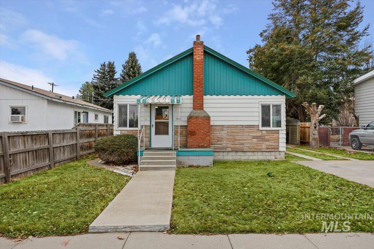 109 2nd St., Rupert, Idaho 83350, 2 Bedrooms, 1 Bathroom, Residential For Sale, Price $258,000,MLS 98935527