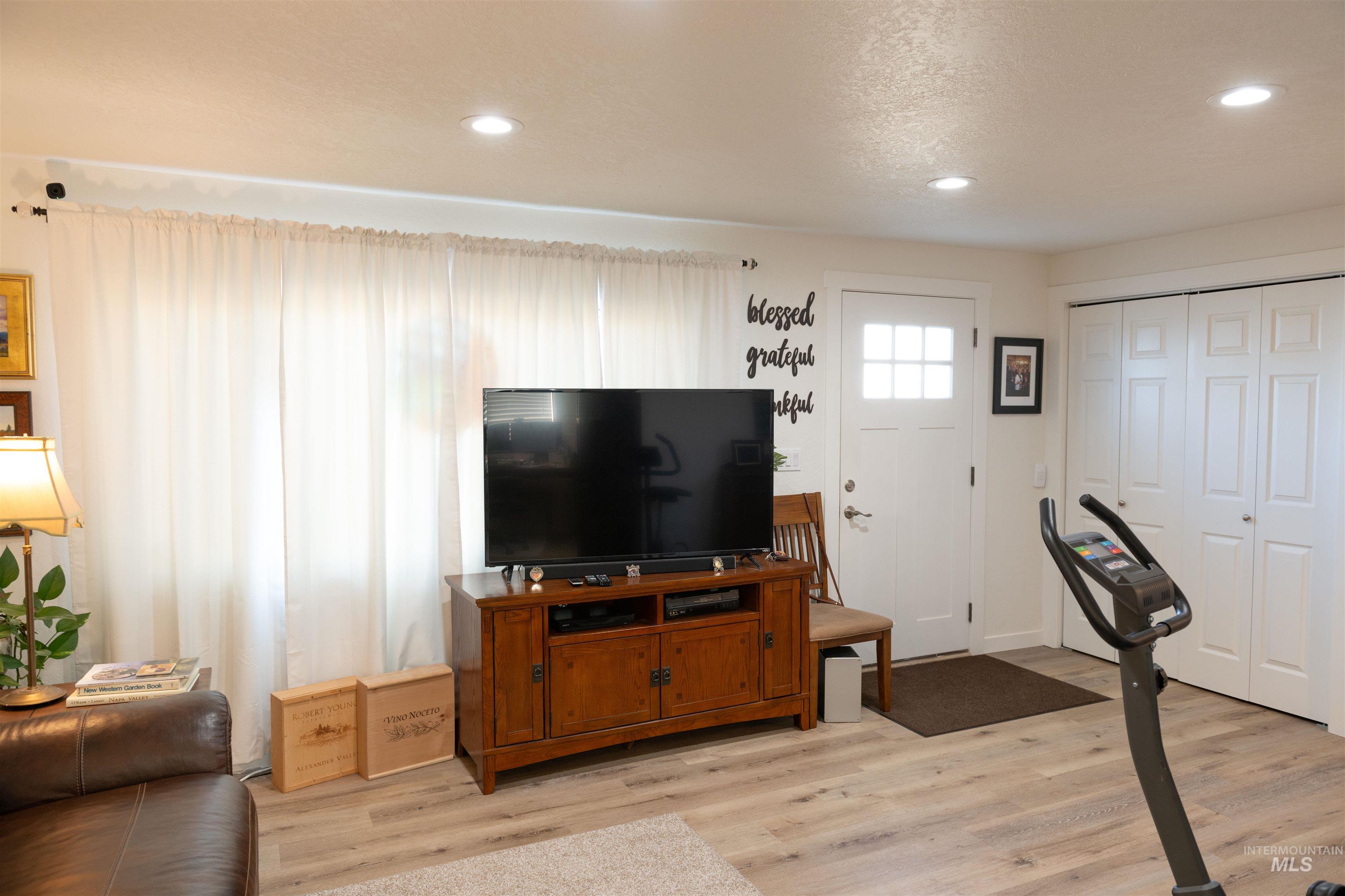 1055 E 16th N, Mountain Home, Idaho 83647, 2 Bedrooms, 1 Bathroom, Residential For Sale, Price $275,000,MLS 98935583
