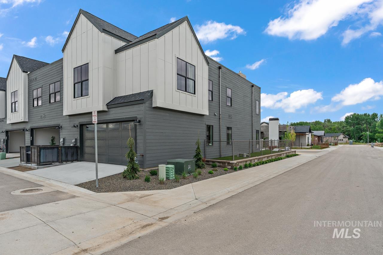 2550 W Iron Coop Street, Eagle, Idaho 83616, 3 Bedrooms, 2.5 Bathrooms, Residential For Sale, Price $709,500, 98936302
