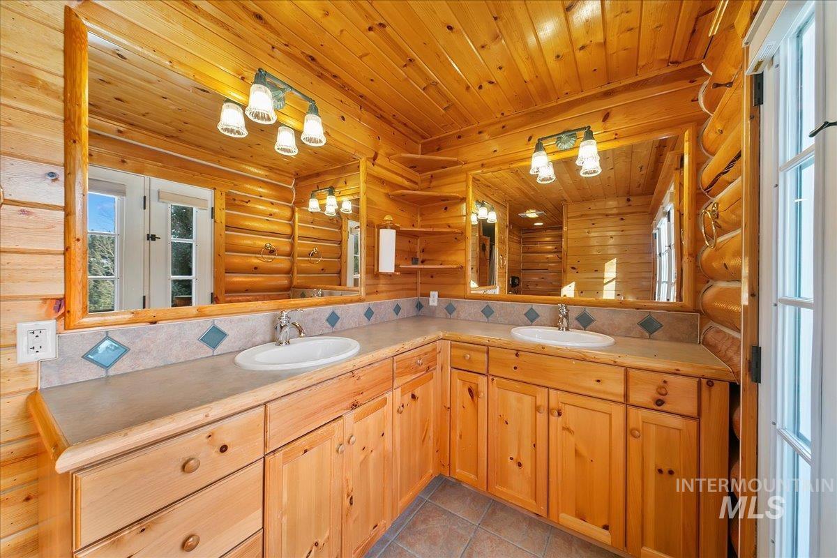 15 Village Lane, Garden Valley, Idaho 83622, 3 Bedrooms, 3 Bathrooms, Residential For Sale, Price $735,000, 98936388