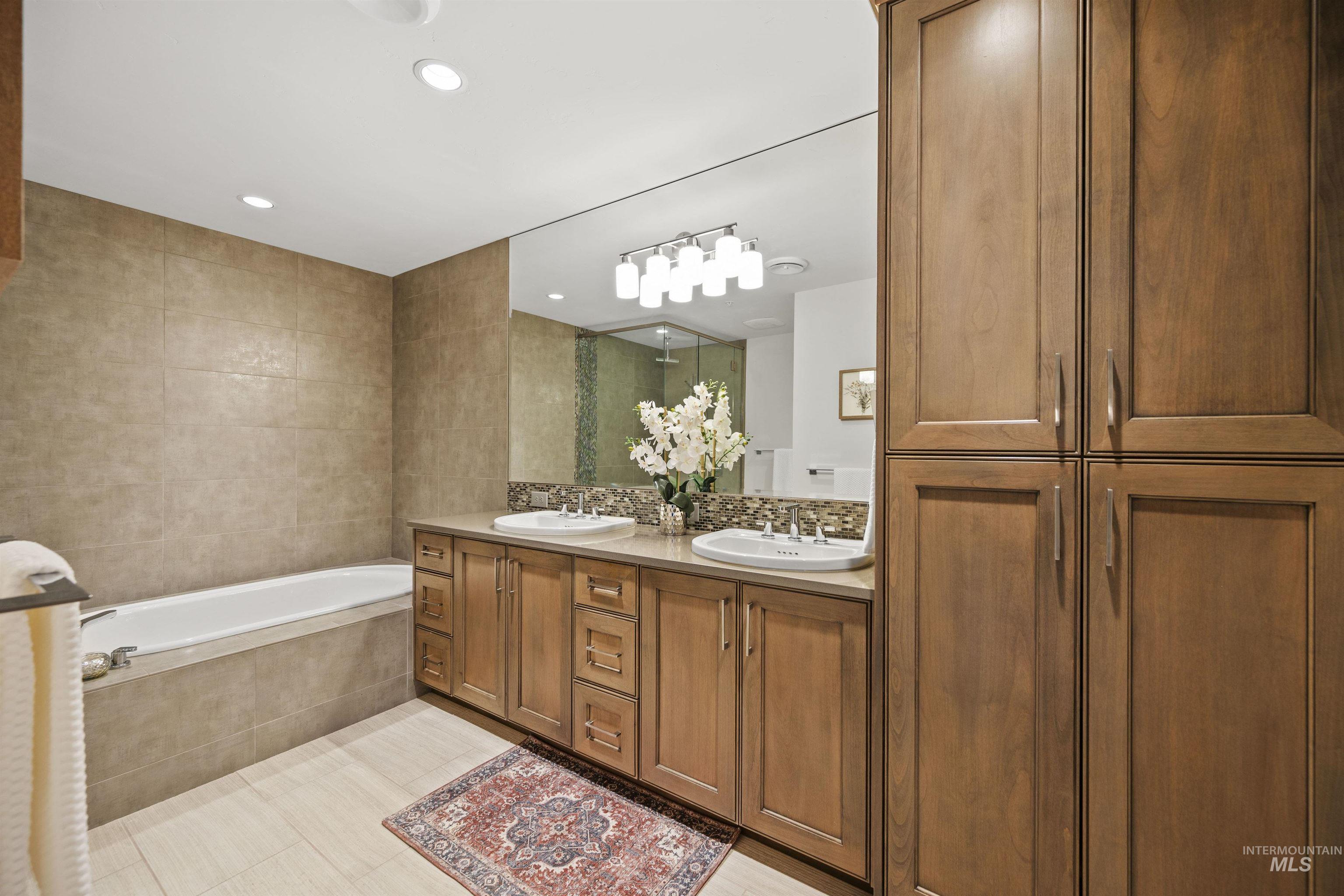 3005 Crescent Rim Dr, Boise, Idaho 83706, 2 Bedrooms, 2 Bathrooms, Residential For Sale, Price $685,000, 98936571