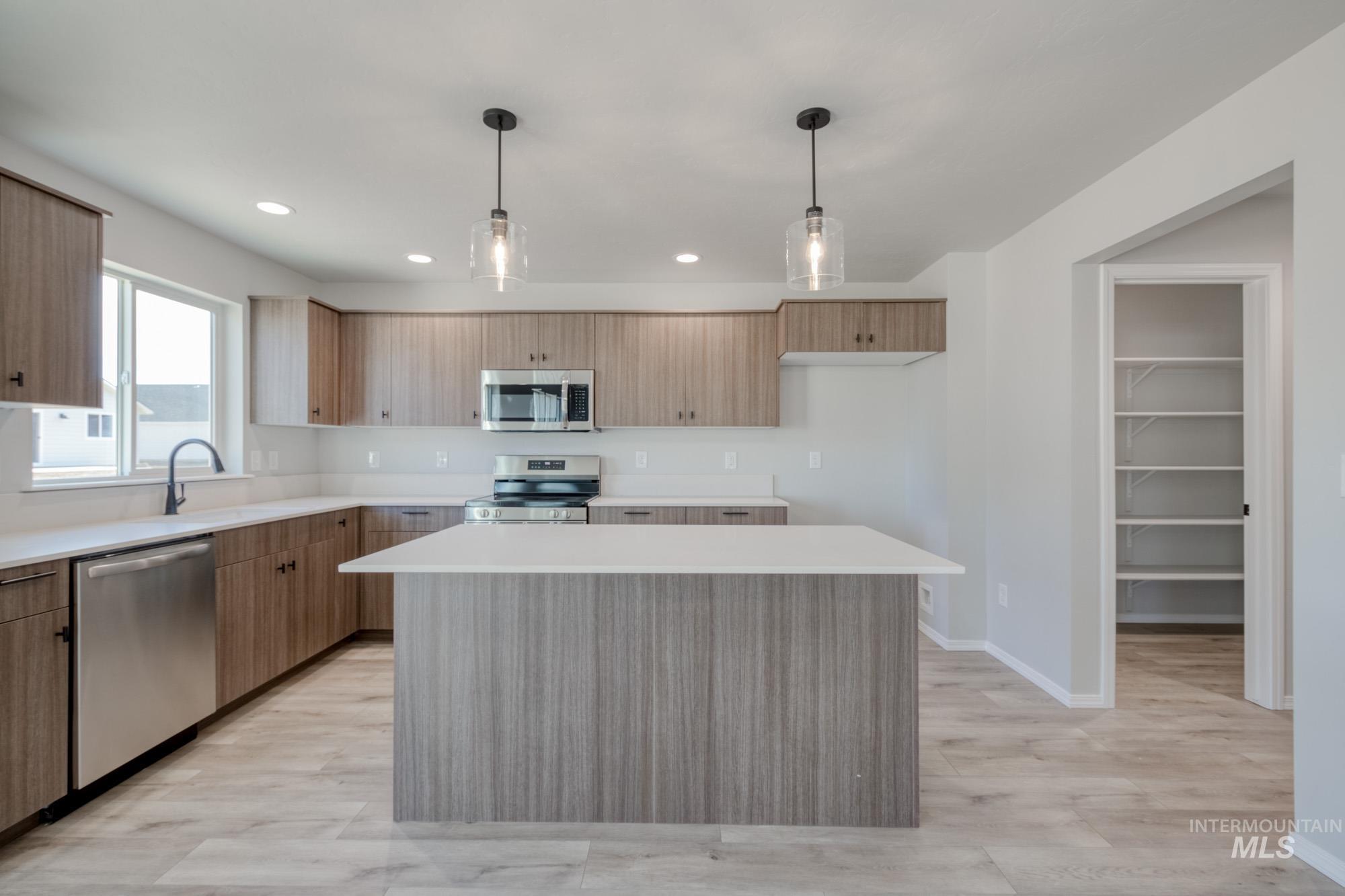 318 Chalcedony Ave, Caldwell, Idaho 83605, 4 Bedrooms, 3 Bathrooms, Residential For Sale, Price $469,990, 98936864