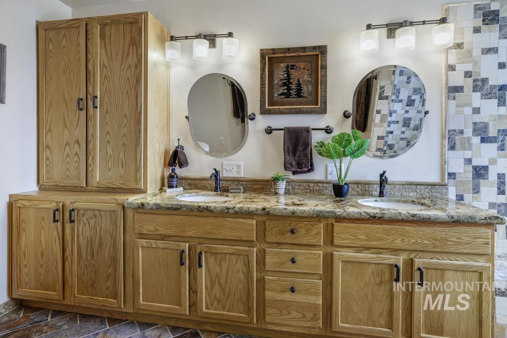 267 Dollar Hide Way, Jerome, Idaho 83338-6554, 4 Bedrooms, 3.5 Bathrooms, Residential For Sale, Price $650,000, 98942202