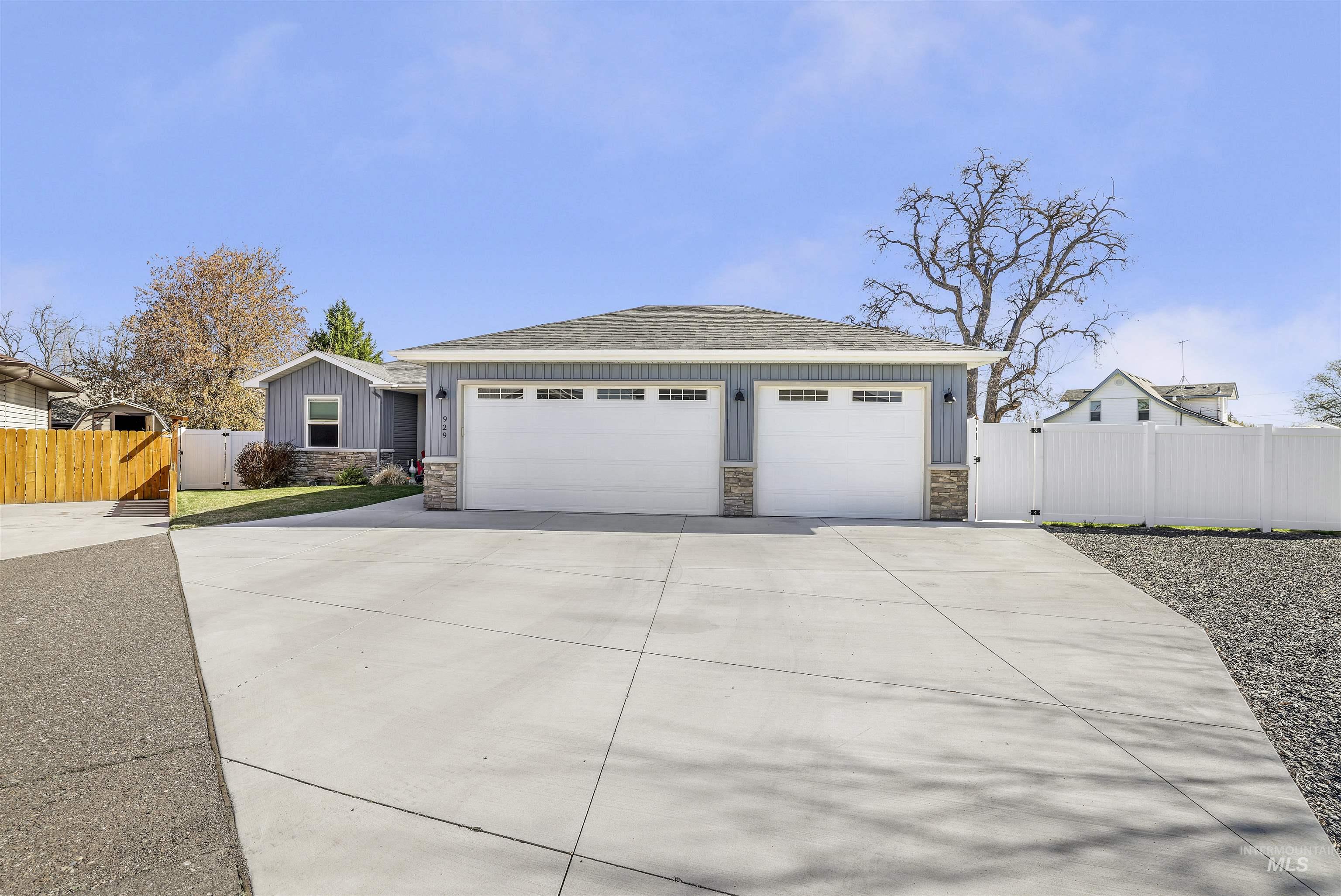 929 Applewood Dr, Buhl, Idaho 83316, 3 Bedrooms, 2 Bathrooms, Residential For Sale, Price $390,000, 98943068