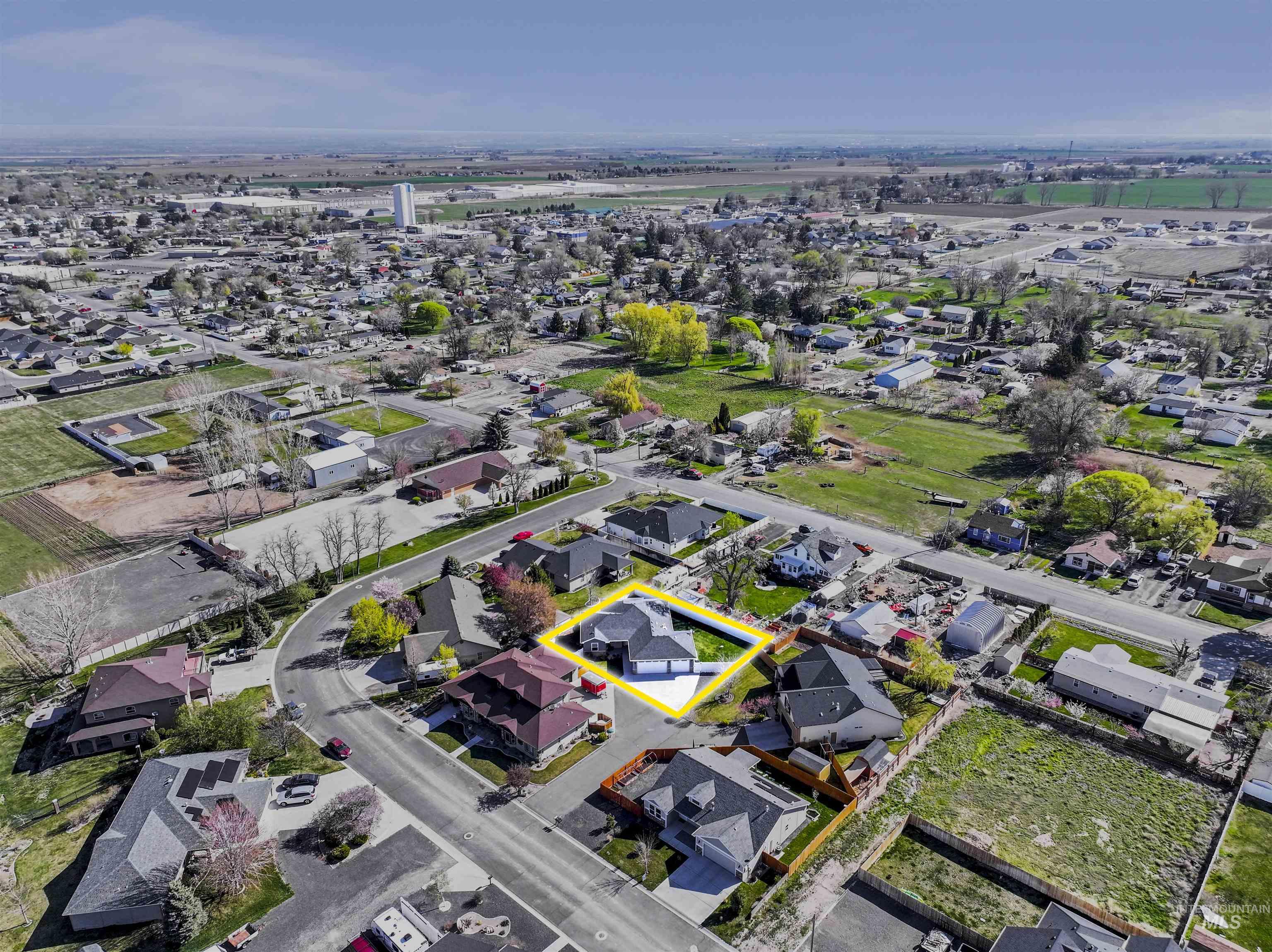 929 Applewood Dr, Buhl, Idaho 83316, 3 Bedrooms, 2 Bathrooms, Residential For Sale, Price $390,000, 98943068