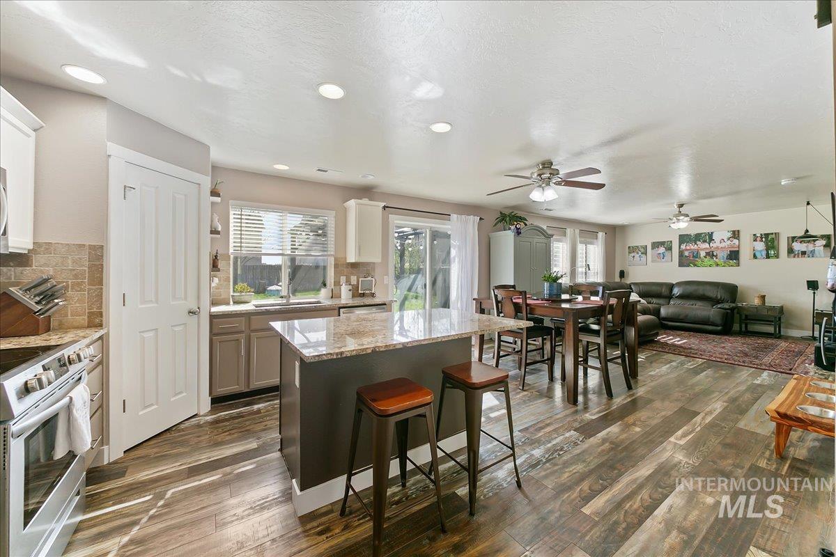 1110 N Finsbury Avenue, Star, Idaho 83669, 4 Bedrooms, 3 Bathrooms, Residential For Sale, Price $514,900, 98943102