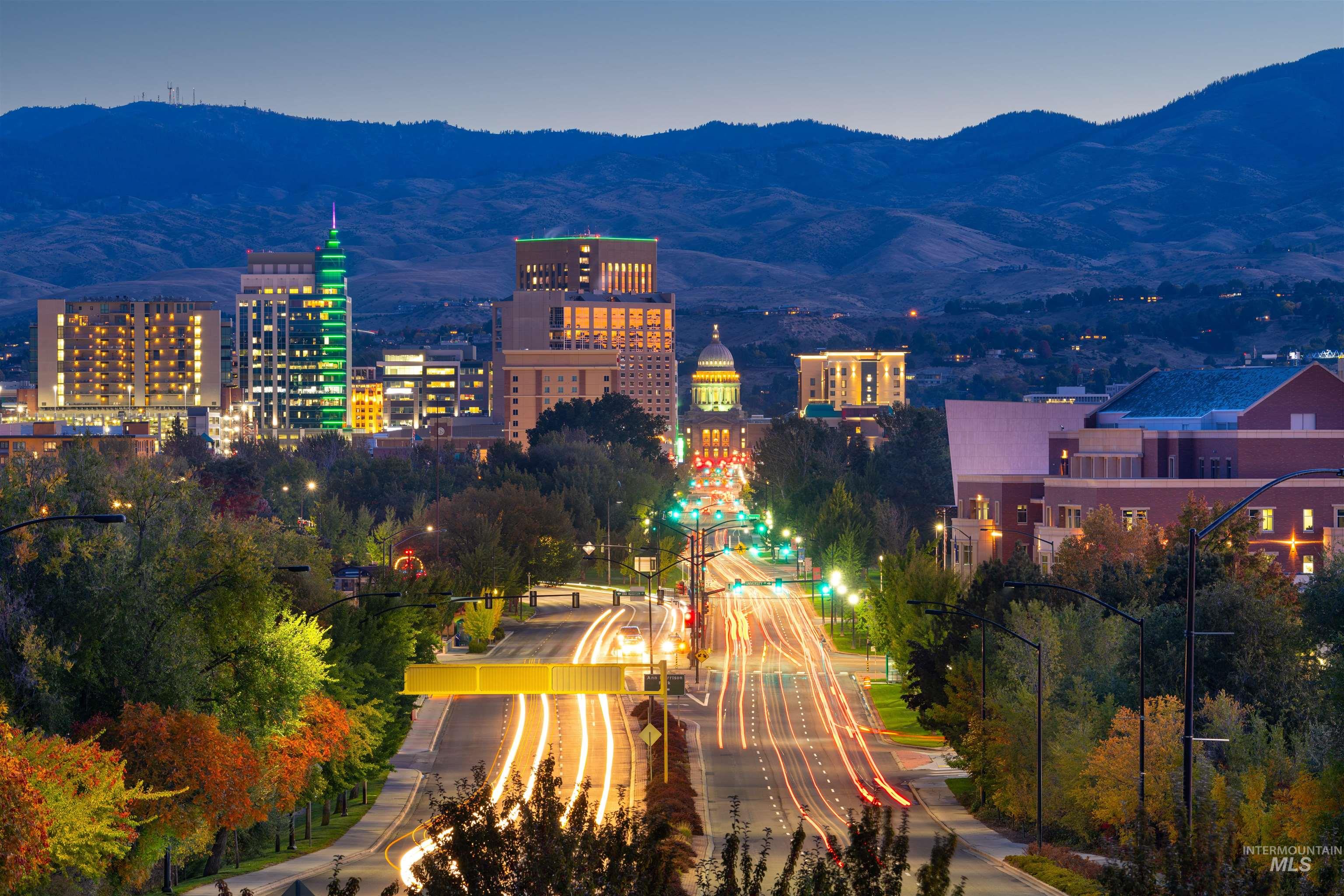 9 min drive to Downtown Boise