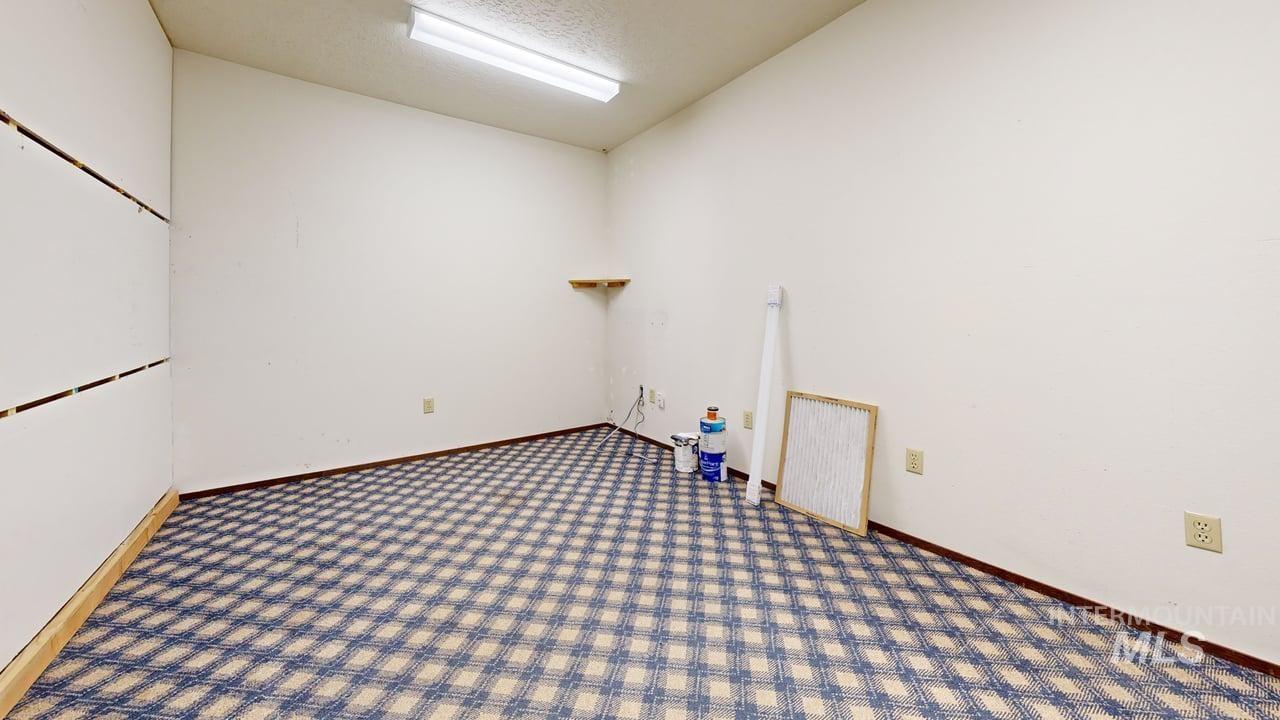 Washroom with carpet flooring and a textured ceiling