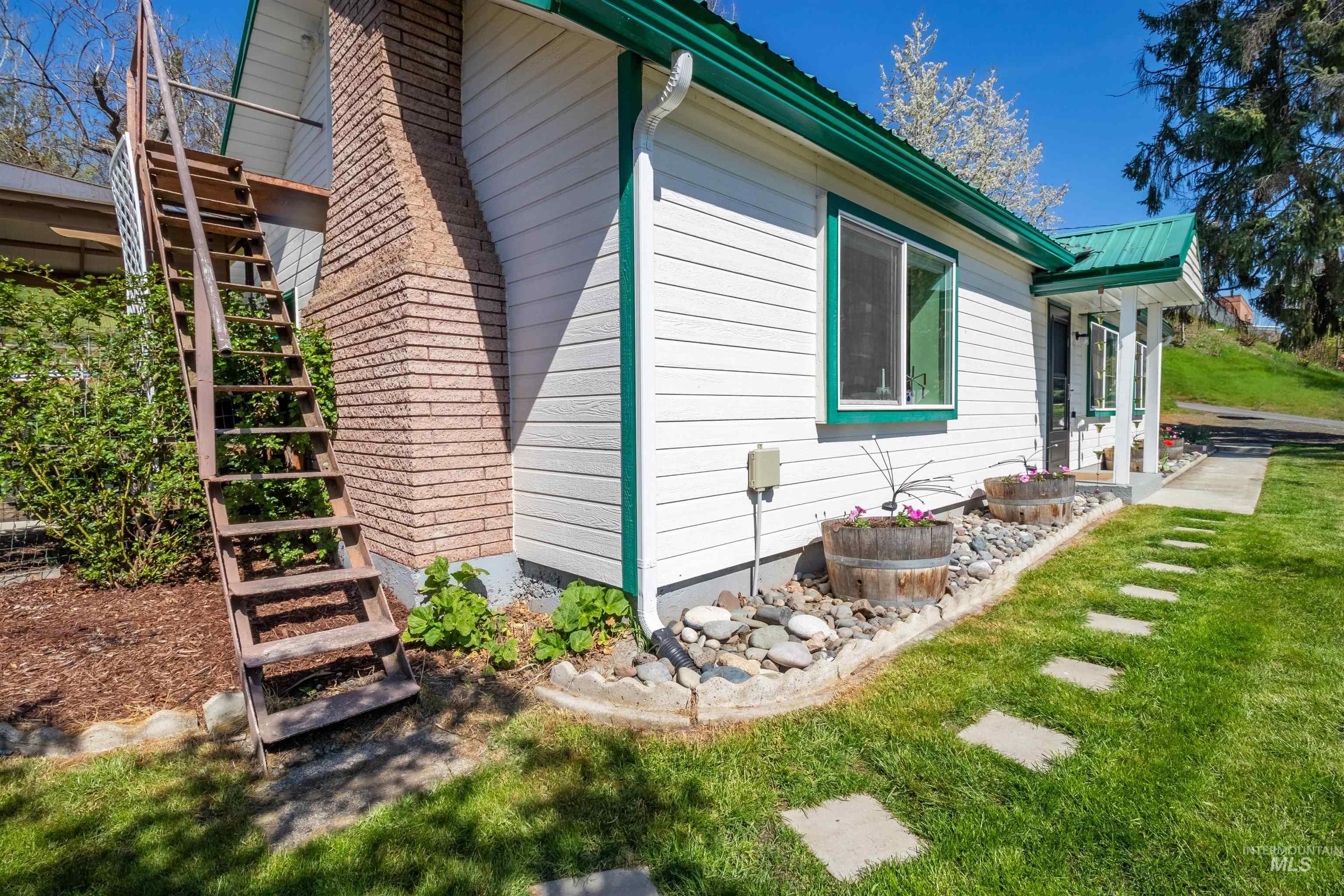 305 3rd Street, Juliaetta, Idaho 83535, 2 Bedrooms, 2 Bathrooms, Residential For Sale, Price $345,000, 98943145