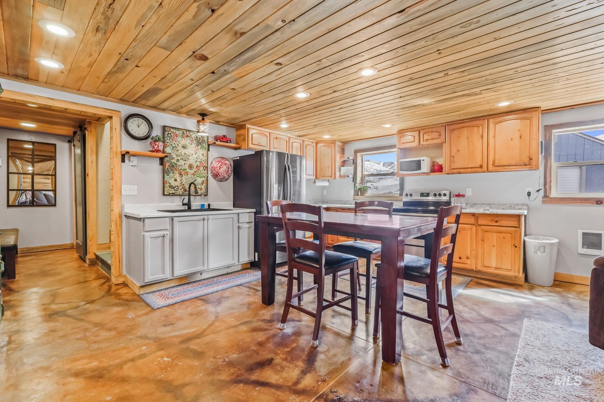 29 Family Pl, Horseshoe Bend, Idaho 83629-8097, 1 Bedroom, 1 Bathroom, Residential For Sale, Price $475,000, 98943557