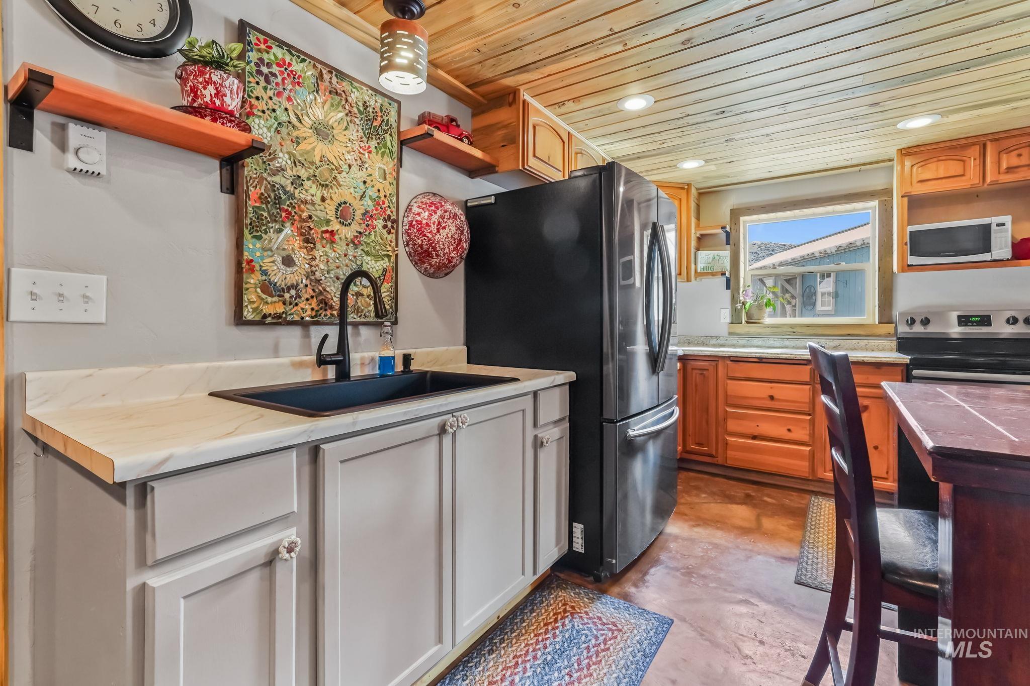 29 Family Pl, Horseshoe Bend, Idaho 83629-8097, 1 Bedroom, 1 Bathroom, Residential For Sale, Price $475,000, 98943557