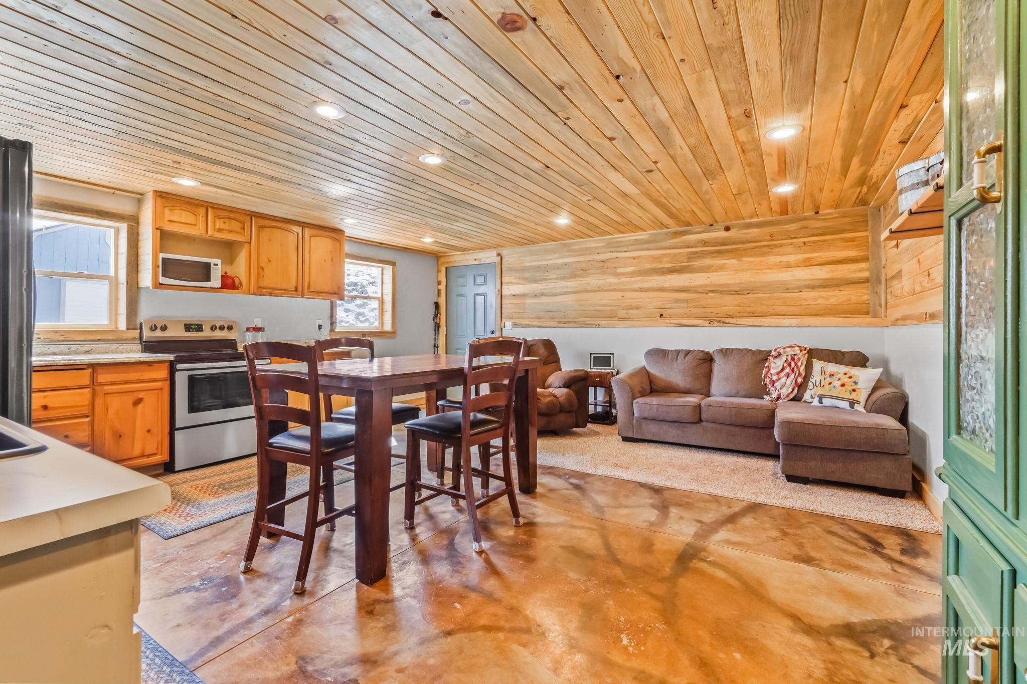 29 Family Pl, Horseshoe Bend, Idaho 83629-8097, 1 Bedroom, 1 Bathroom, Residential For Sale, Price $475,000, 98943557