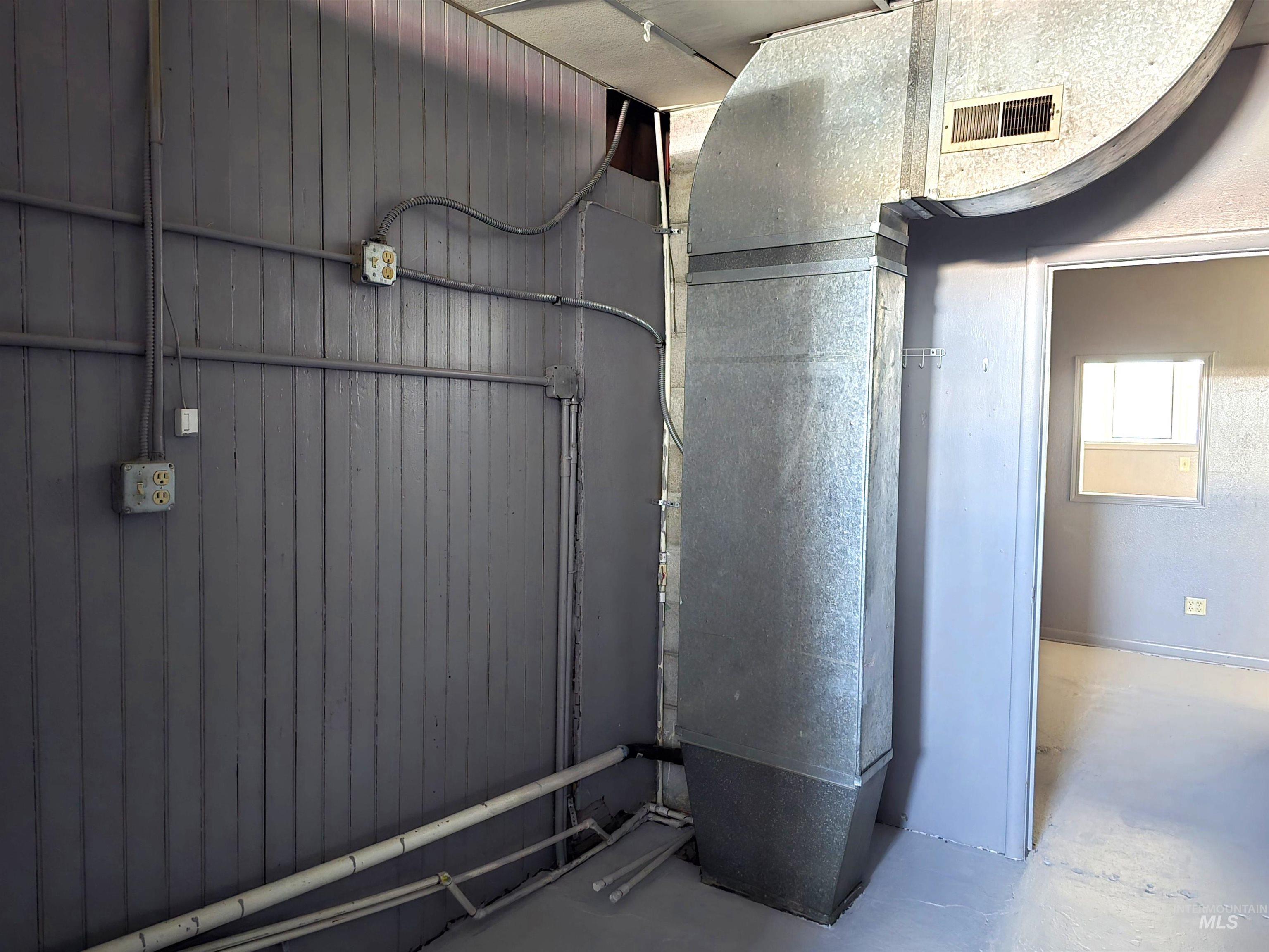 28 W Idaho, Weiser, Idaho 83672, 4 Rooms, Business/Commercial For Sale, Price $110,000, 98943841