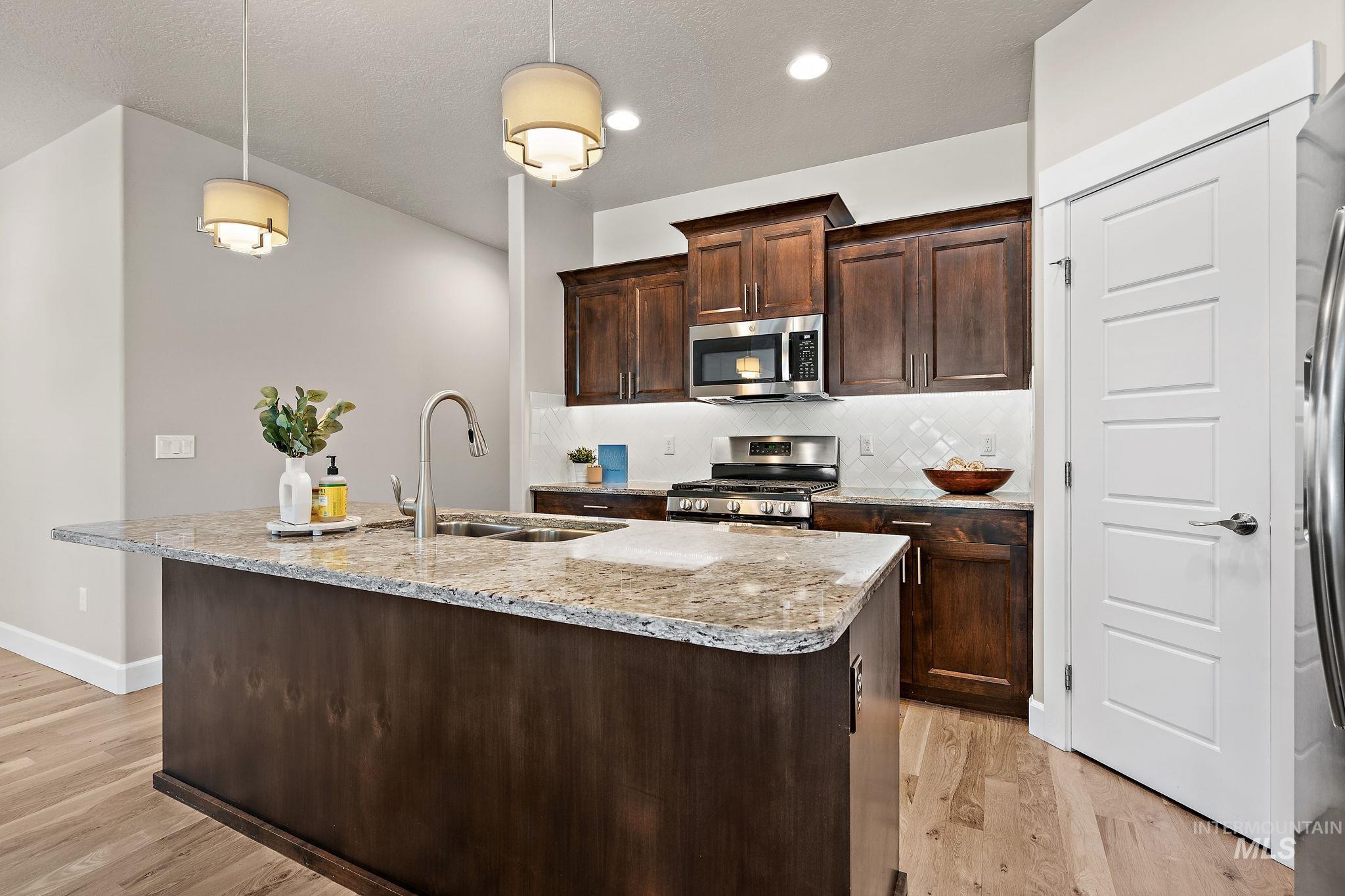 1457 Summerheights, Meridian, Idaho 83646, 2 Bedrooms, 2 Bathrooms, Residential For Sale, Price $459,900, 98945073