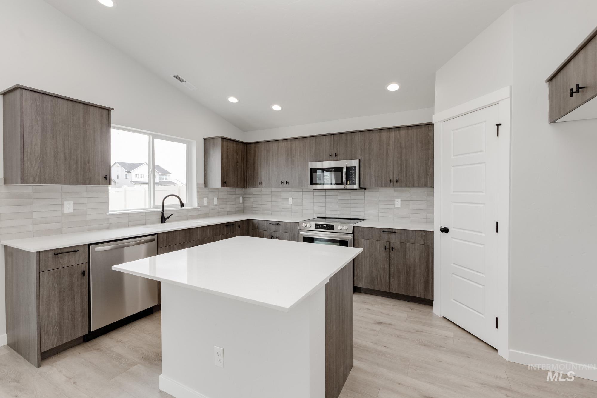 6772 W Plateau Creek Dr, Meridian, Idaho 83646, 4 Bedrooms, 2 Bathrooms, Residential For Sale, Price $469,990, 98945680