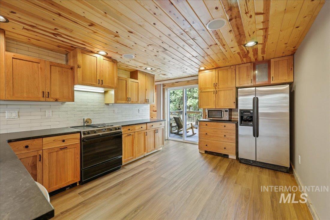 14 Melonie Lp, Cascade, Idaho 83611, 3 Bedrooms, 2 Bathrooms, Residential For Sale, Price $550,000, 98945890
