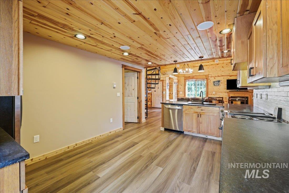 14 Melonie Lp, Cascade, Idaho 83611, 3 Bedrooms, 2 Bathrooms, Residential For Sale, Price $550,000, 98945890
