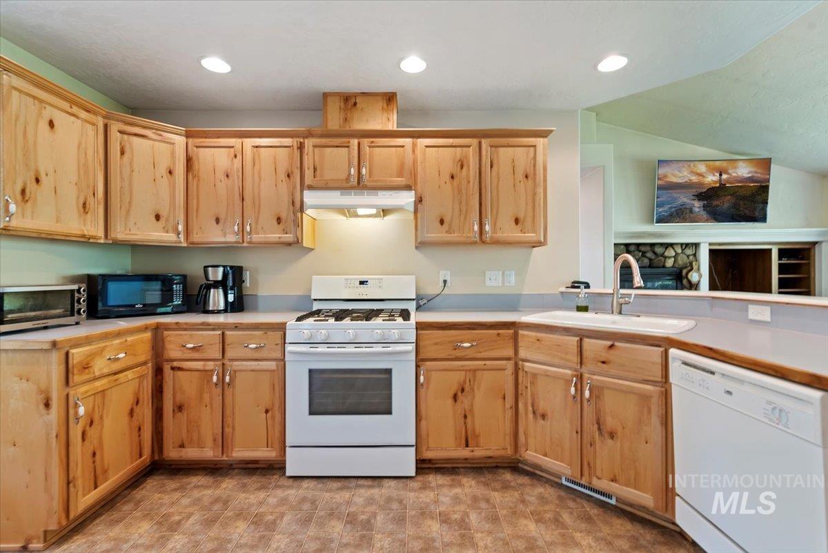 104 Sky Ridge Dr, Garden Valley, Idaho 83622, 3 Bedrooms, 2 Bathrooms, Residential For Sale, Price $499,900, 98946209