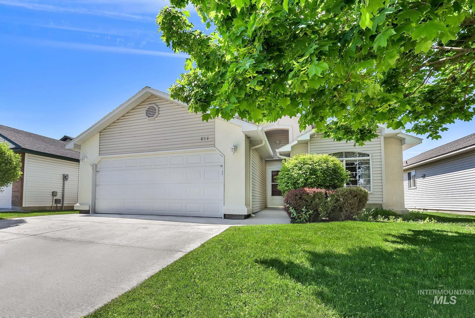 227 E Spinosa Dr, Meridian, Idaho 83646-3345, 2 Bedrooms, 2 Bathrooms, Residential For Sale, Price $394,500, 98946292