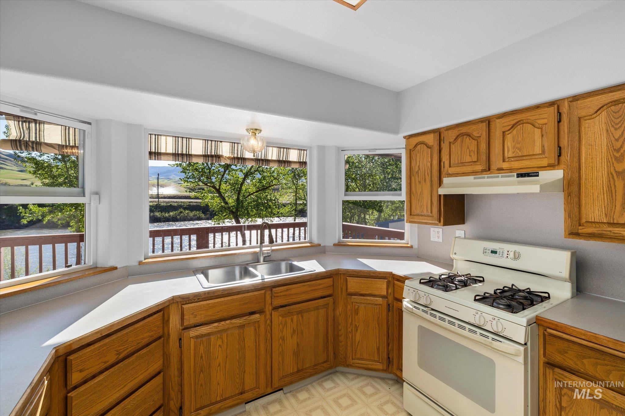 21 Gardena Lane, Horseshoe Bend, Idaho 83629, 3 Bedrooms, 3 Bathrooms, Residential For Sale, Price $865,000, 98946317