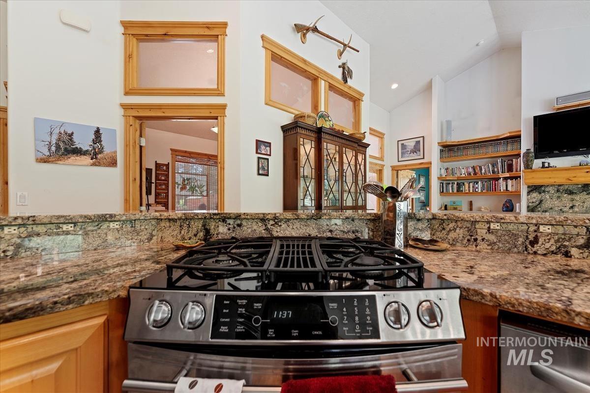 32 Coyote, Garden Valley, Idaho 83622, 3 Bedrooms, 3 Bathrooms, Residential For Sale, Price $1,299,000, 98946617
