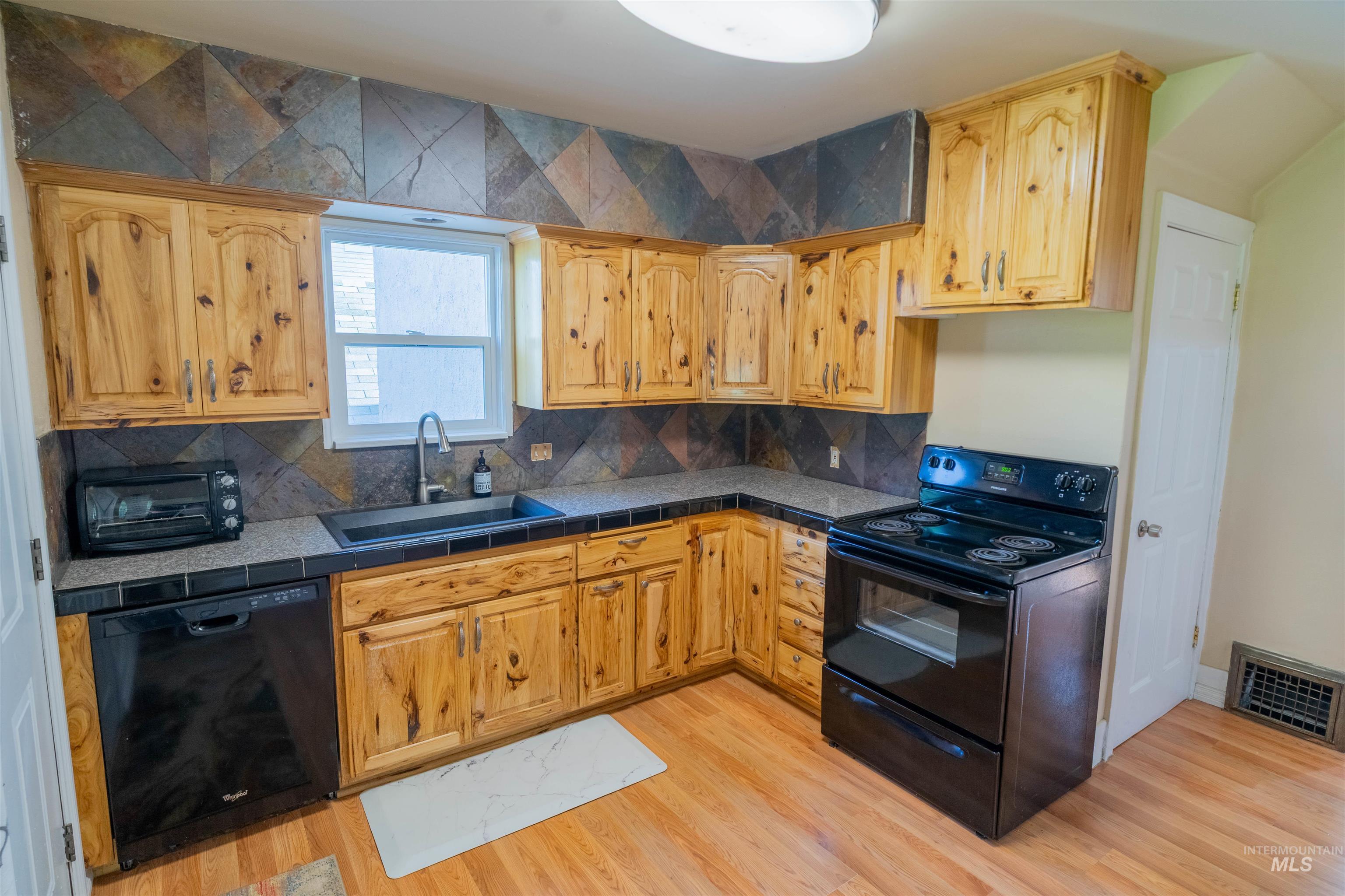 1212 14th St, Lewiston, Idaho 83501, 4 Bedrooms, 2 Bathrooms, Residential For Sale, Price $375,000, 98946808