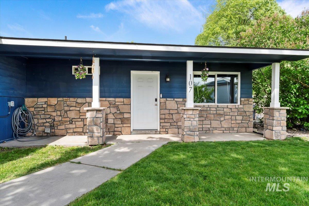 107 Nogales, Caldwell, Idaho 83605, 3 Bedrooms, 1 Bathroom, Residential For Sale, Price $334,000, 98947215