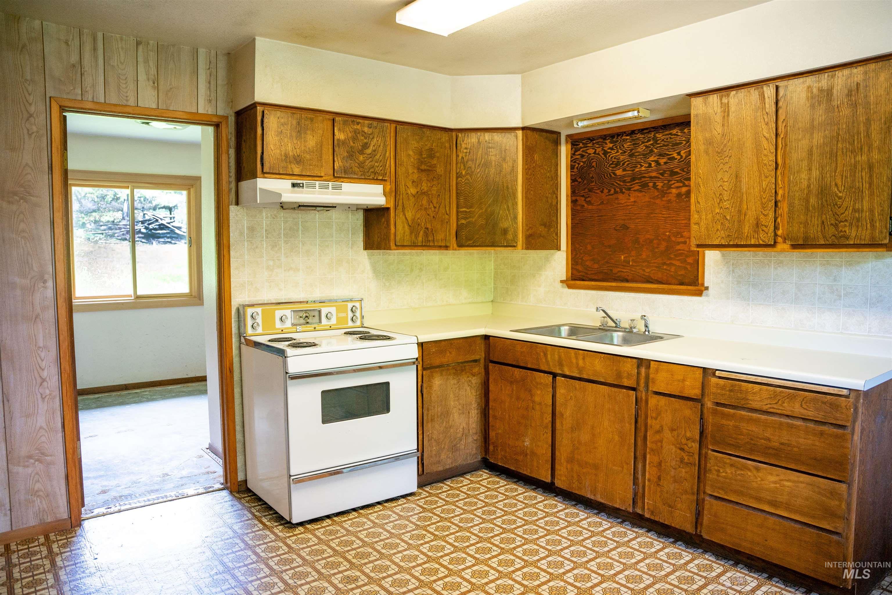 121 Valley View Ln, Kamiah, Idaho 83536, 3 Bedrooms, 3 Bathrooms, Residential For Sale, Price $549,995, 98947245