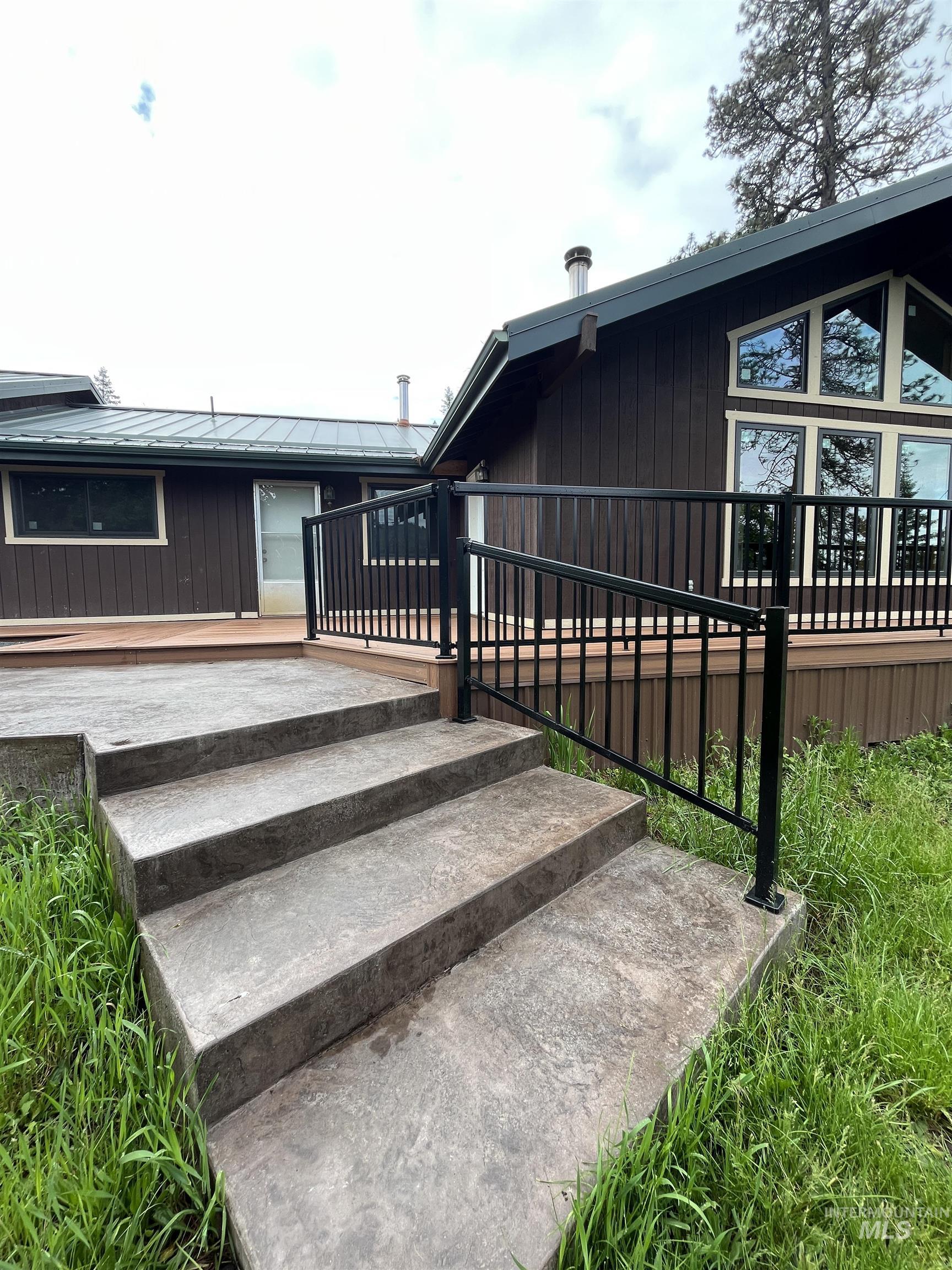 121 Valley View Ln, Kamiah, Idaho 83536, 3 Bedrooms, 3 Bathrooms, Residential For Sale, Price $549,995, 98947245