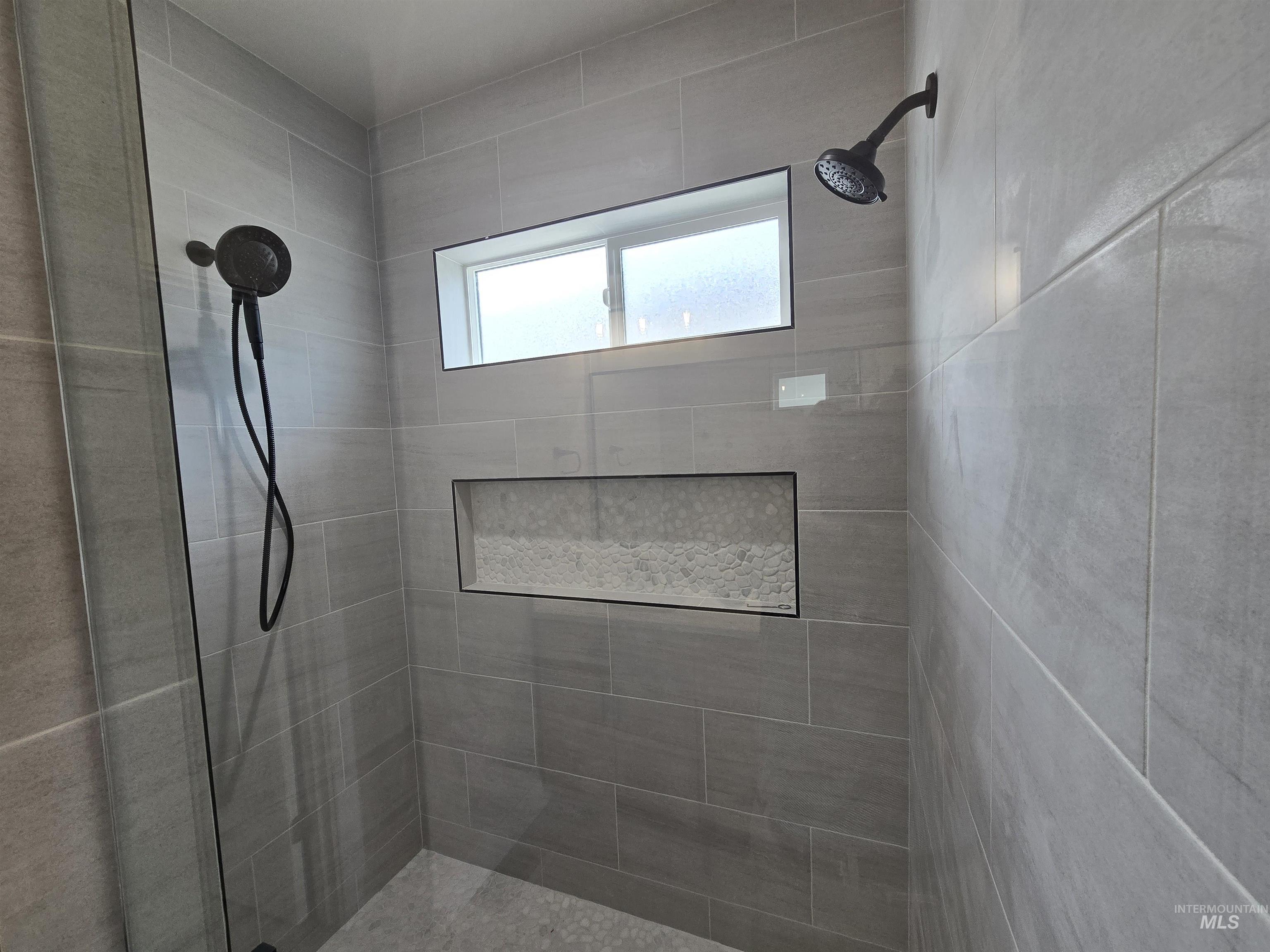 Full bathroom featuring a tile shower