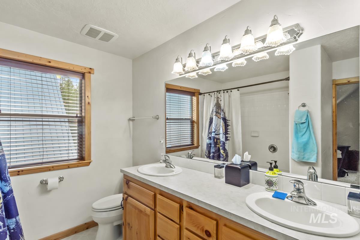 12824 Hereford Road, Donnelly, Idaho 83615, 3 Bedrooms, 2 Bathrooms, Residential For Sale, Price $996,000, 98947408