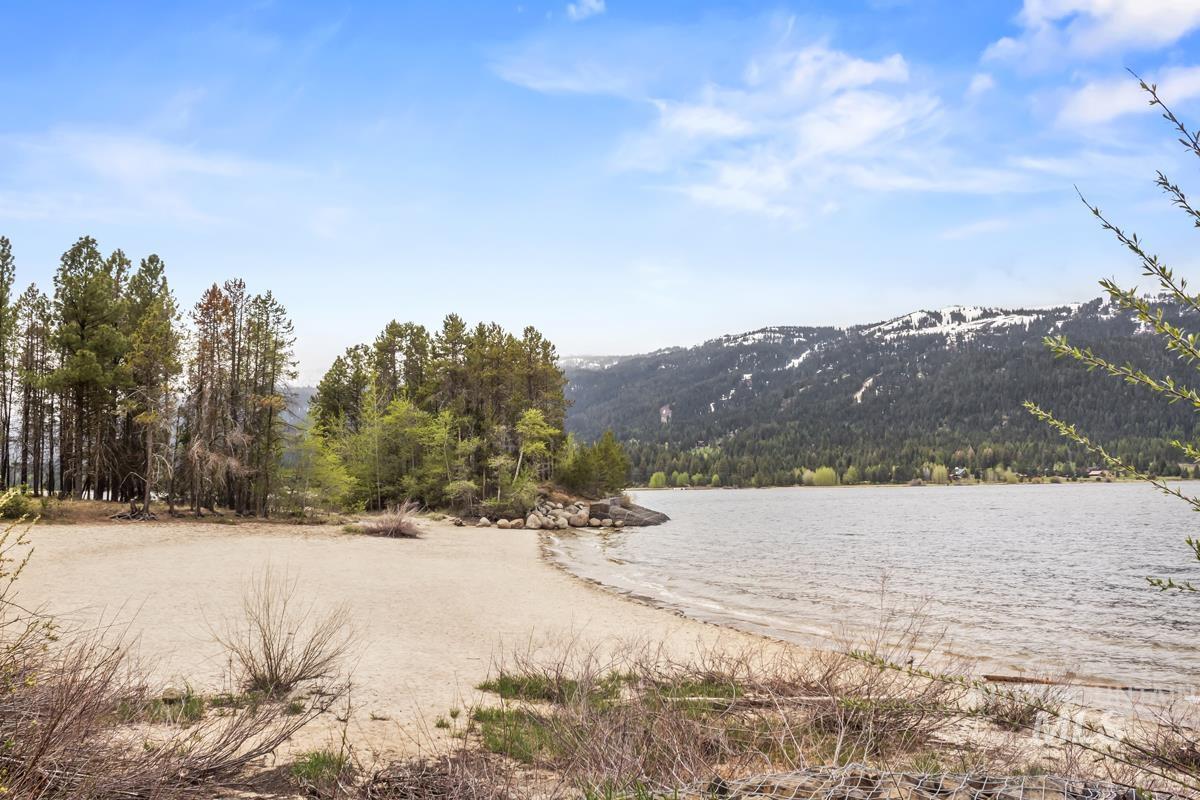 12824 Hereford Road, Donnelly, Idaho 83615, 3 Bedrooms, 2 Bathrooms, Residential For Sale, Price $996,000, 98947408