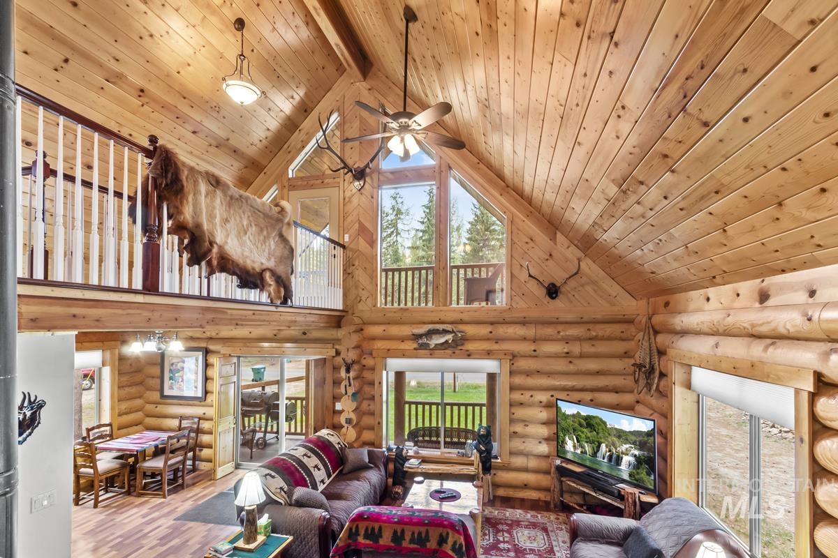 12824 Hereford Road, Donnelly, Idaho 83615, 3 Bedrooms, 2 Bathrooms, Residential For Sale, Price $996,000, 98947408