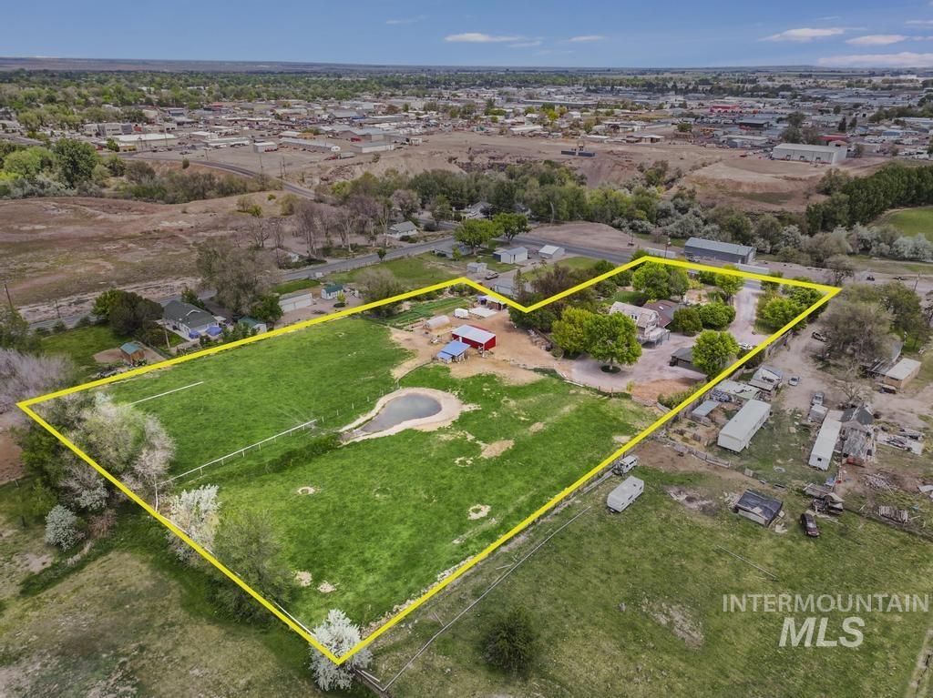 564 S Blue Lakes Blvd, Twin Falls, Idaho 83301, 9 Bedrooms, 5 Bathrooms, Residential For Sale, Price $847,000, 98947437