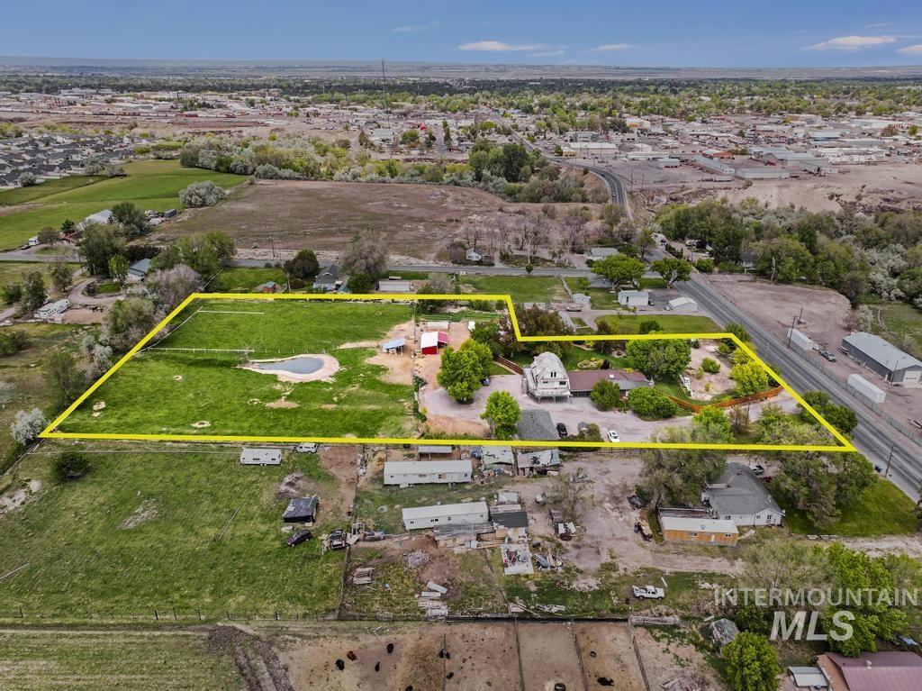 564 S Blue Lakes Blvd, Twin Falls, Idaho 83301, 9 Bedrooms, 5 Bathrooms, Residential For Sale, Price $847,000, 98947437