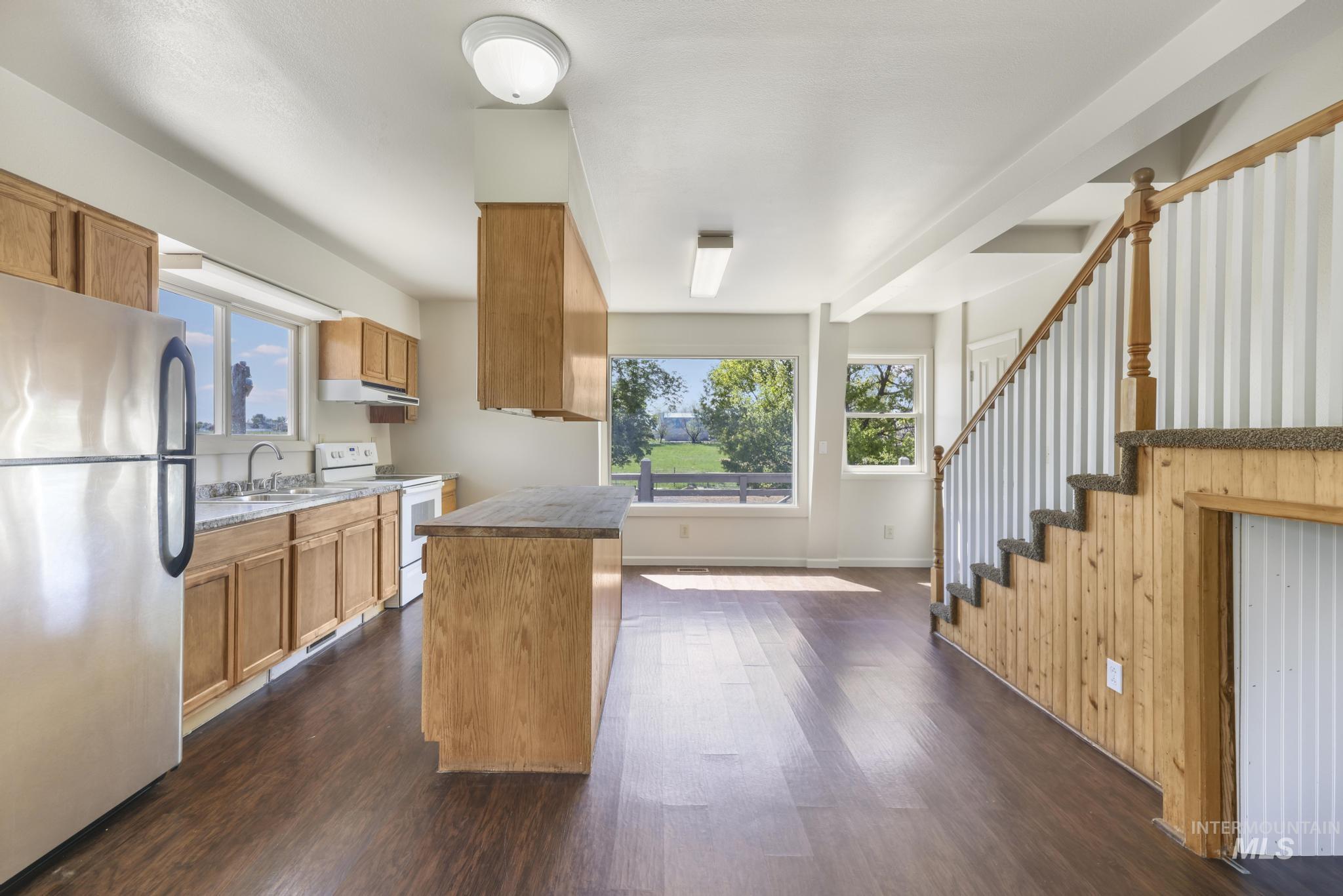 564 S Blue Lakes Blvd, Twin Falls, Idaho 83301, 9 Bedrooms, 5 Bathrooms, Residential For Sale, Price $847,000, 98947437