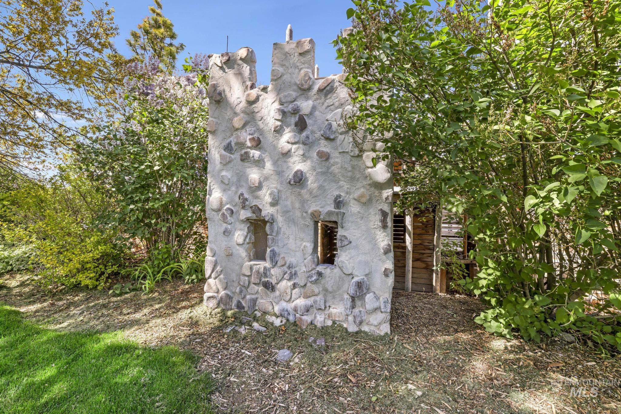 564 S Blue Lakes Blvd, Twin Falls, Idaho 83301, 9 Bedrooms, 5 Bathrooms, Residential For Sale, Price $847,000, 98947437